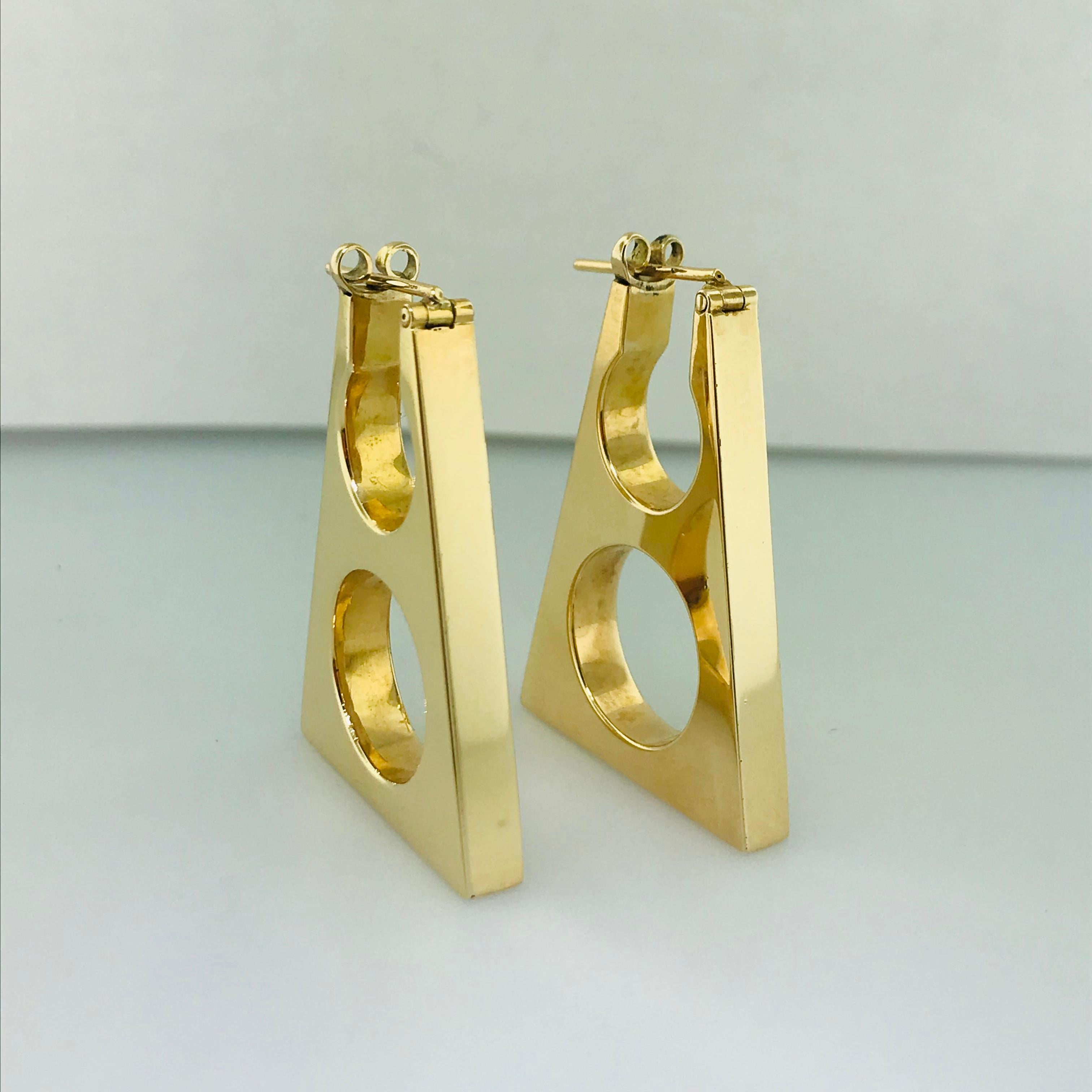 How cool are these! These lightweight 14 karat gold geometric earrings are vintage and fun. With triangular/trapezoid shape this earrings are 1 1/2 inch long and 3/10 inch wide. There is a cut out circle at the bottom that is 1 inch wide and a
