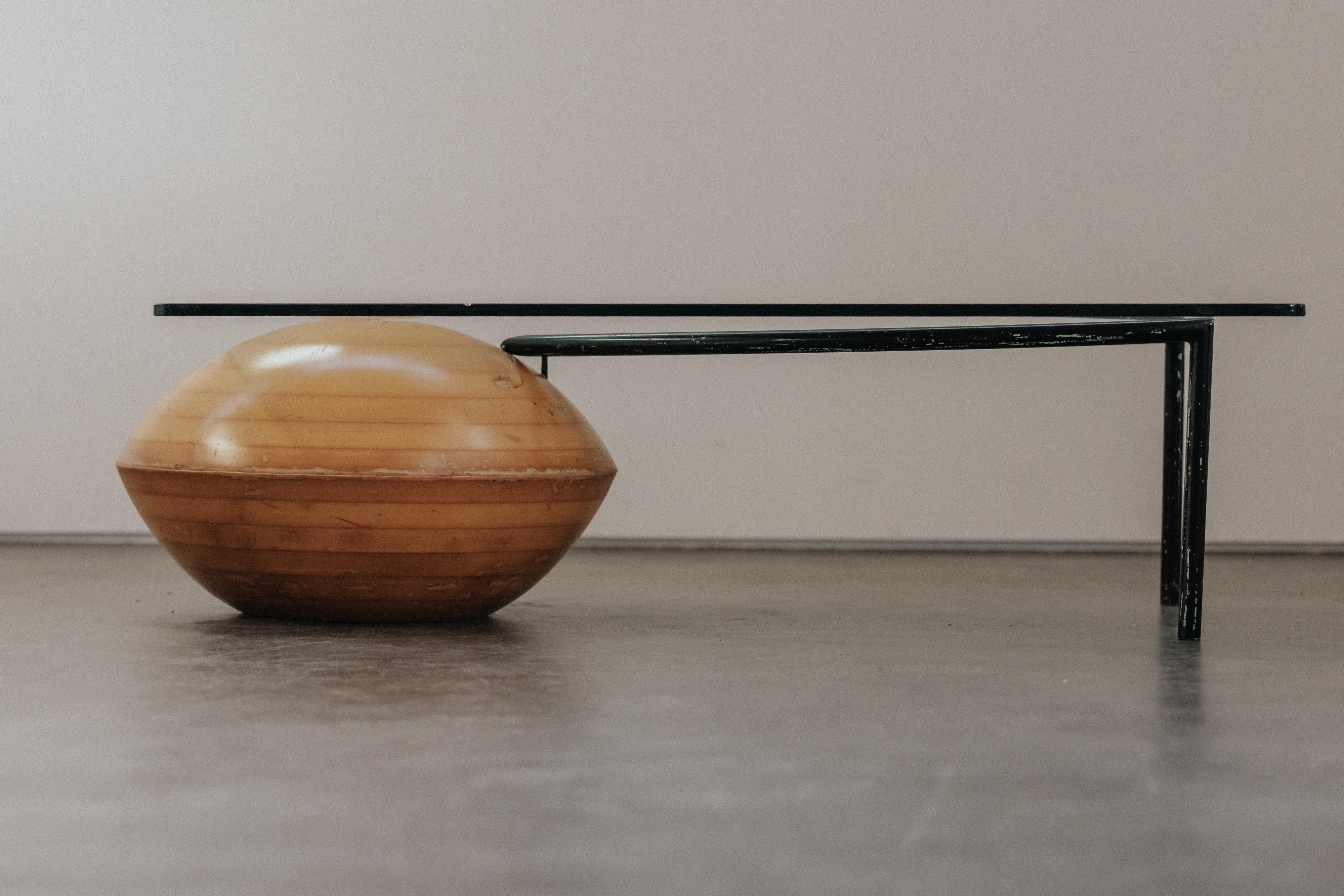 Table basse géométrique en verre vintage de France, Circa 1960.  Plateau en verre épais reposant sur une base sphérique en bois et acier.  Usure et utilisation très légères.