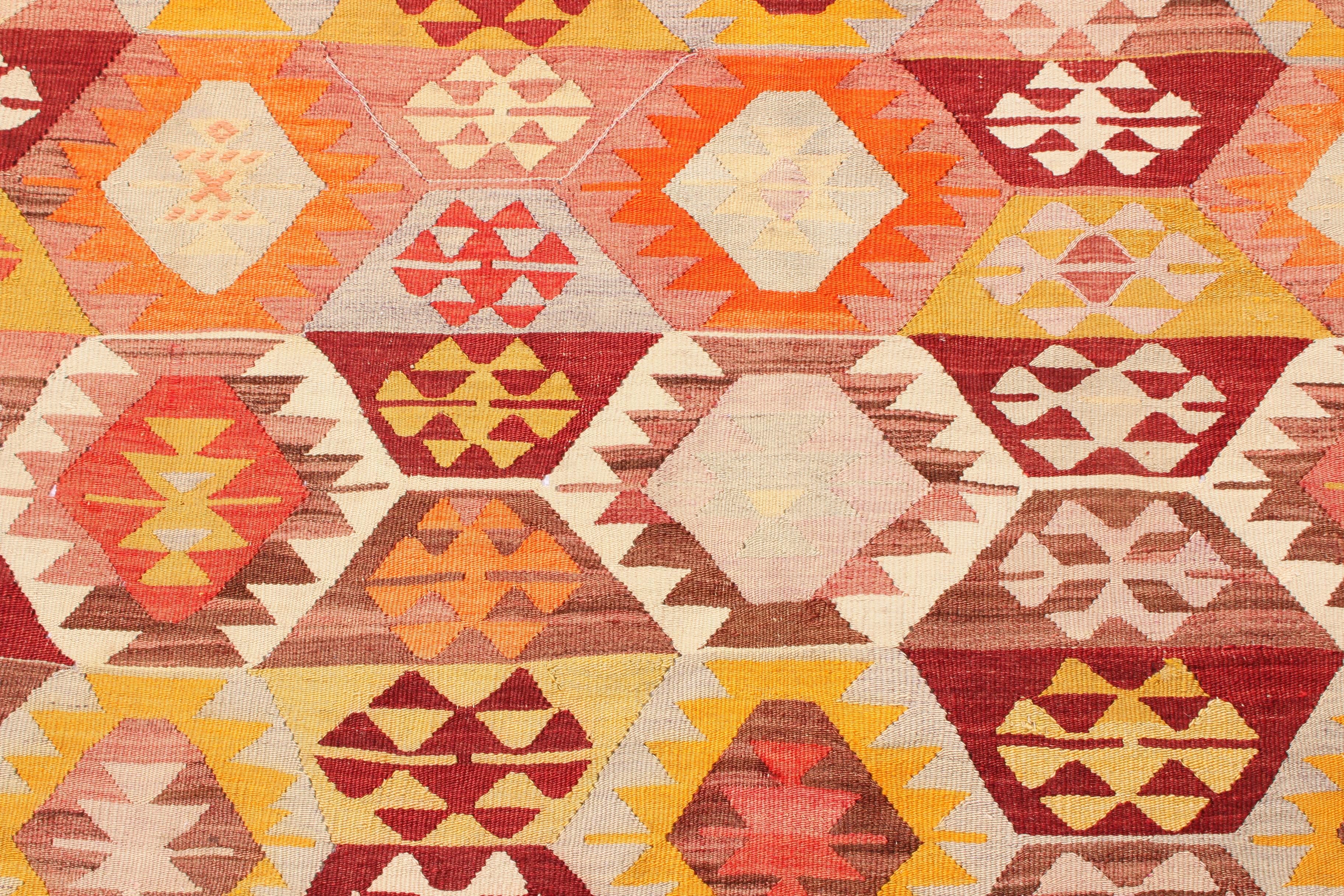 Alfombra kilim geométrica de lana dorada y azul con detalles naranjas by Rug & Kilim Turco en venta