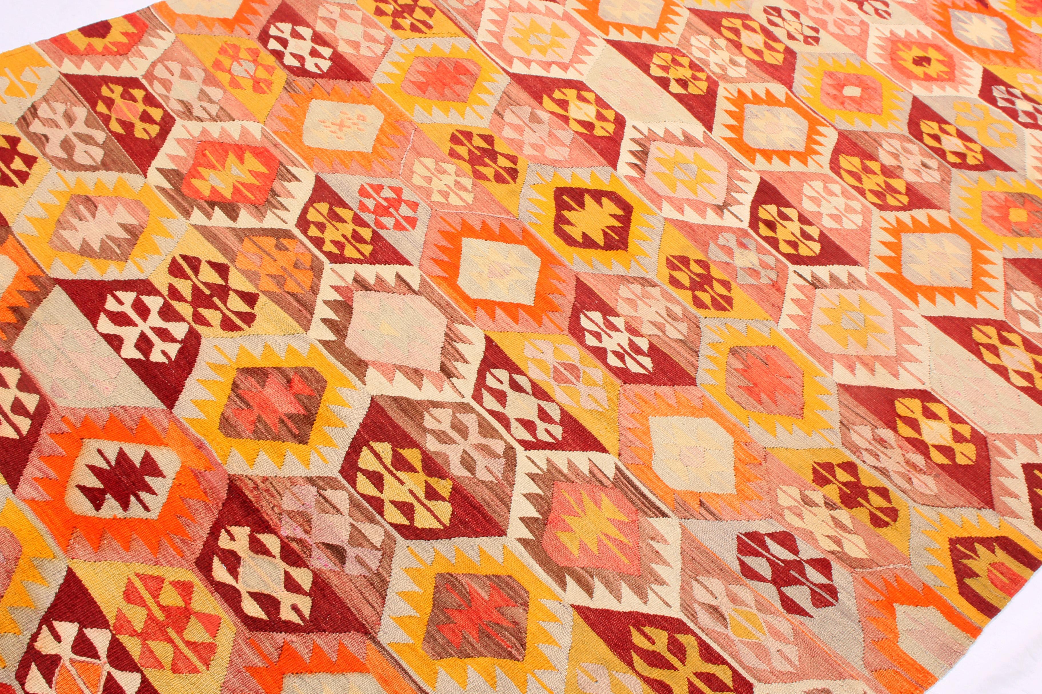 Alfombra kilim geométrica de lana dorada y azul con detalles naranjas by Rug & Kilim Tejido a mano en venta