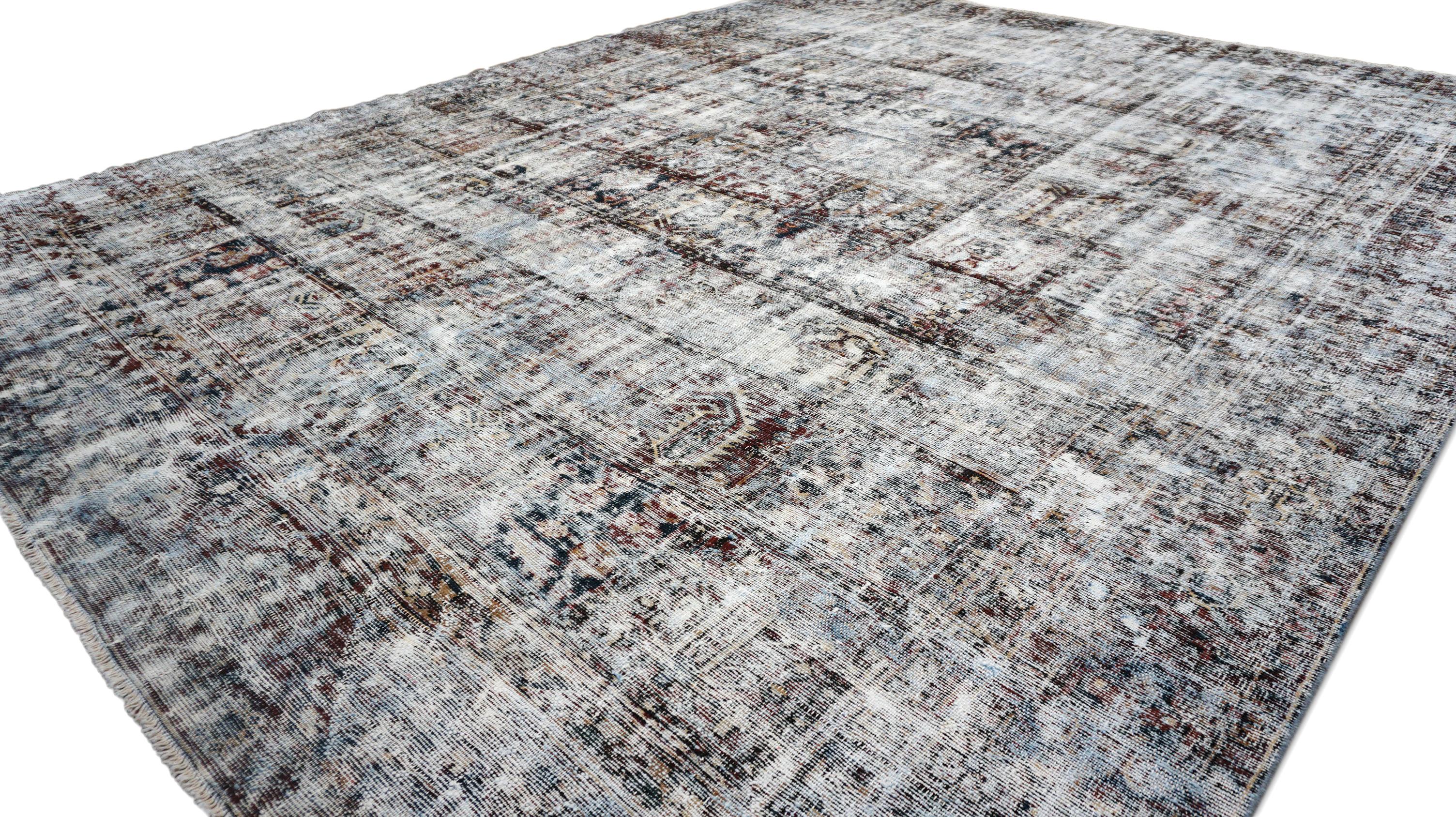 Esta alfombra antigua es un magistral ejemplo de artesanía anudada a mano, que muestra la rica herencia del rico tejido. Presenta una estética desgastada y desgastada por el tiempo que resalta su edad y carácter, con intrincados motivos florales y