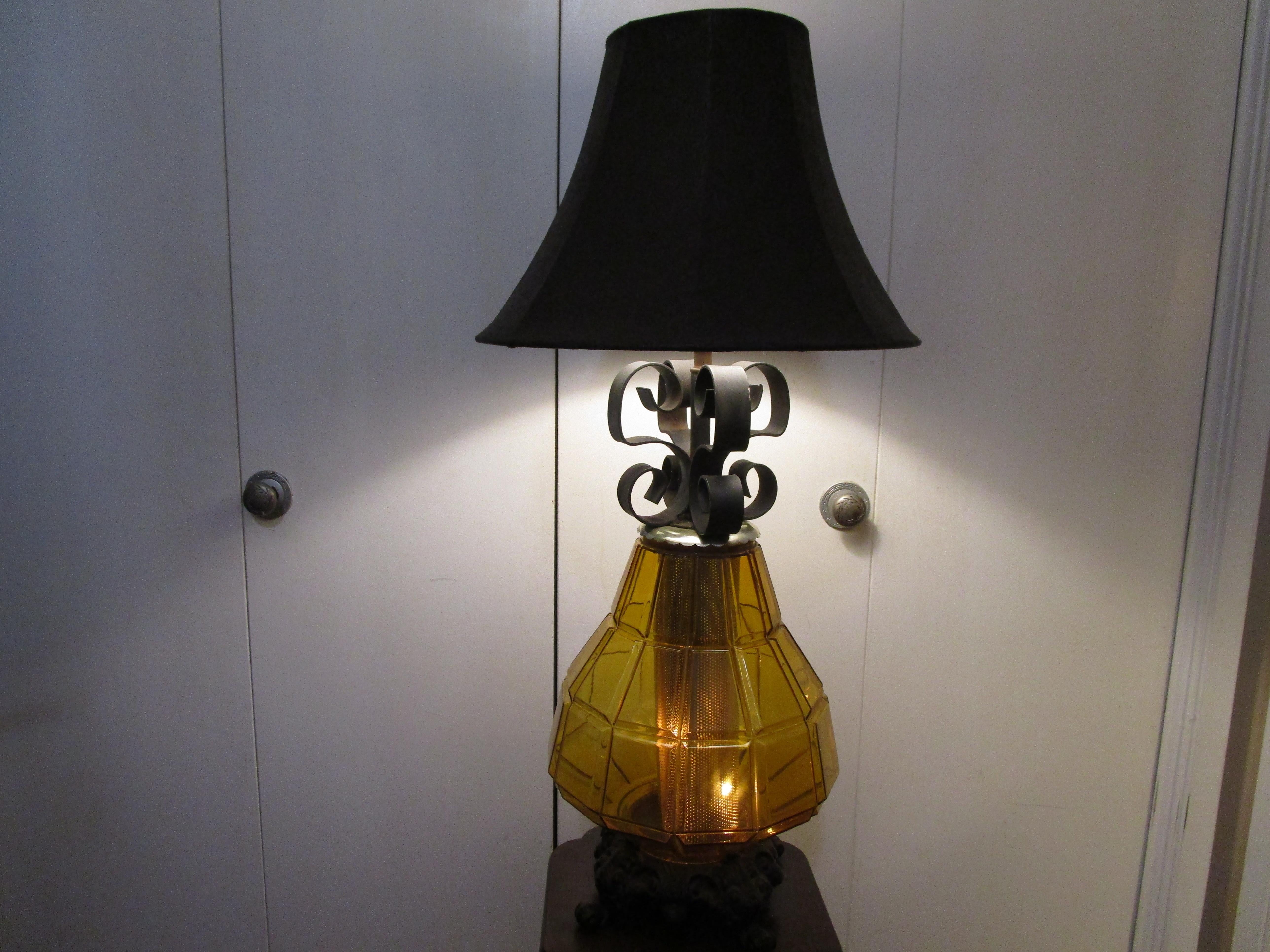 Dies ist eine wunderschöne Vintage-Tischlampe aus Schmiedeeisen und gepresstem Braunglas. Die Wärme und Leuchtkraft des bernsteinfarbenen Glases ist nur ein Teil des Reizes dieser Tischlampe aus der Mitte des Jahrhunderts, die nach Meinung unseres