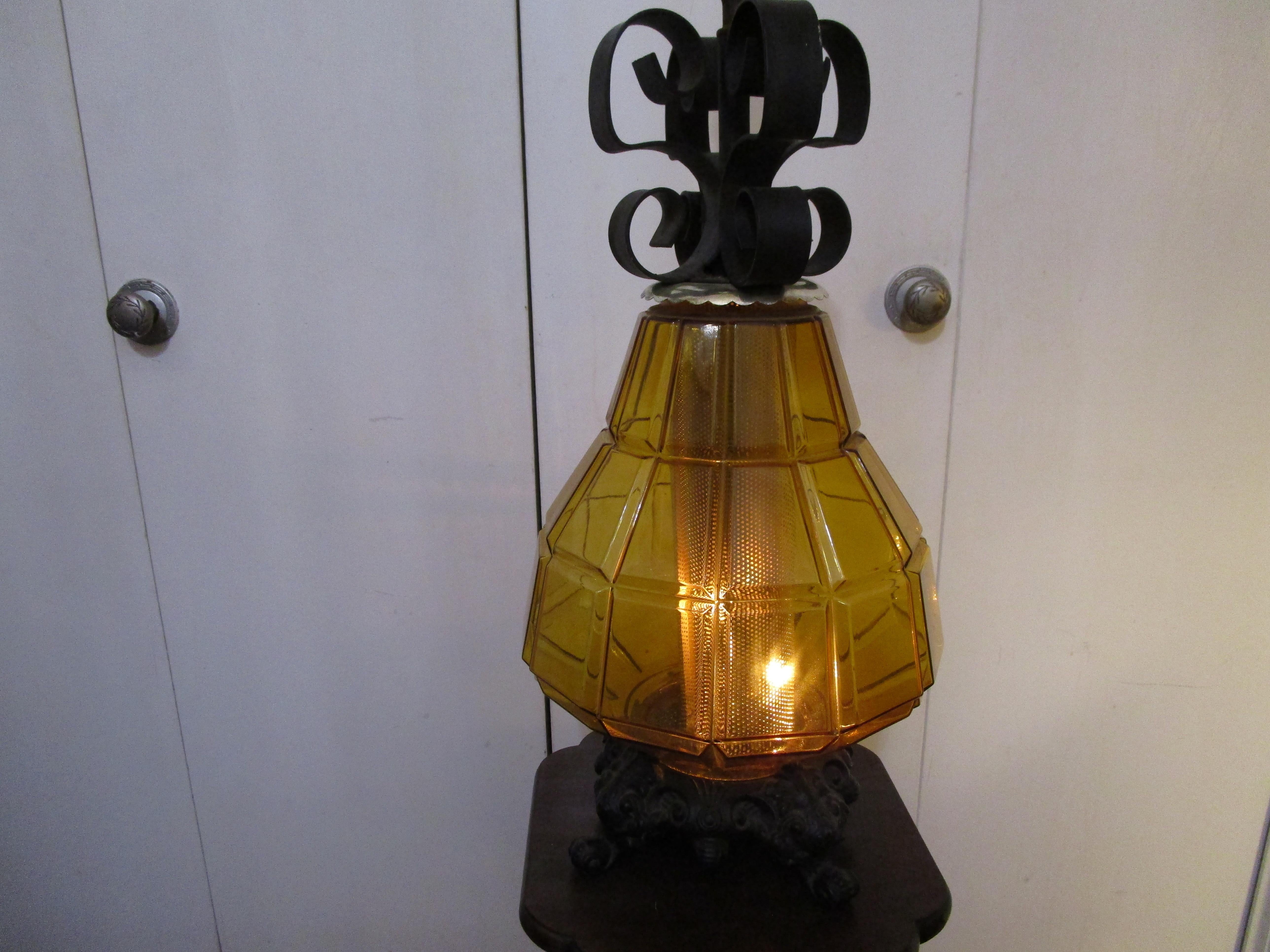 Mid-Century Modern Lampe géométrique vintage en verre ambré pressé avec cylindre à incandescence en vente