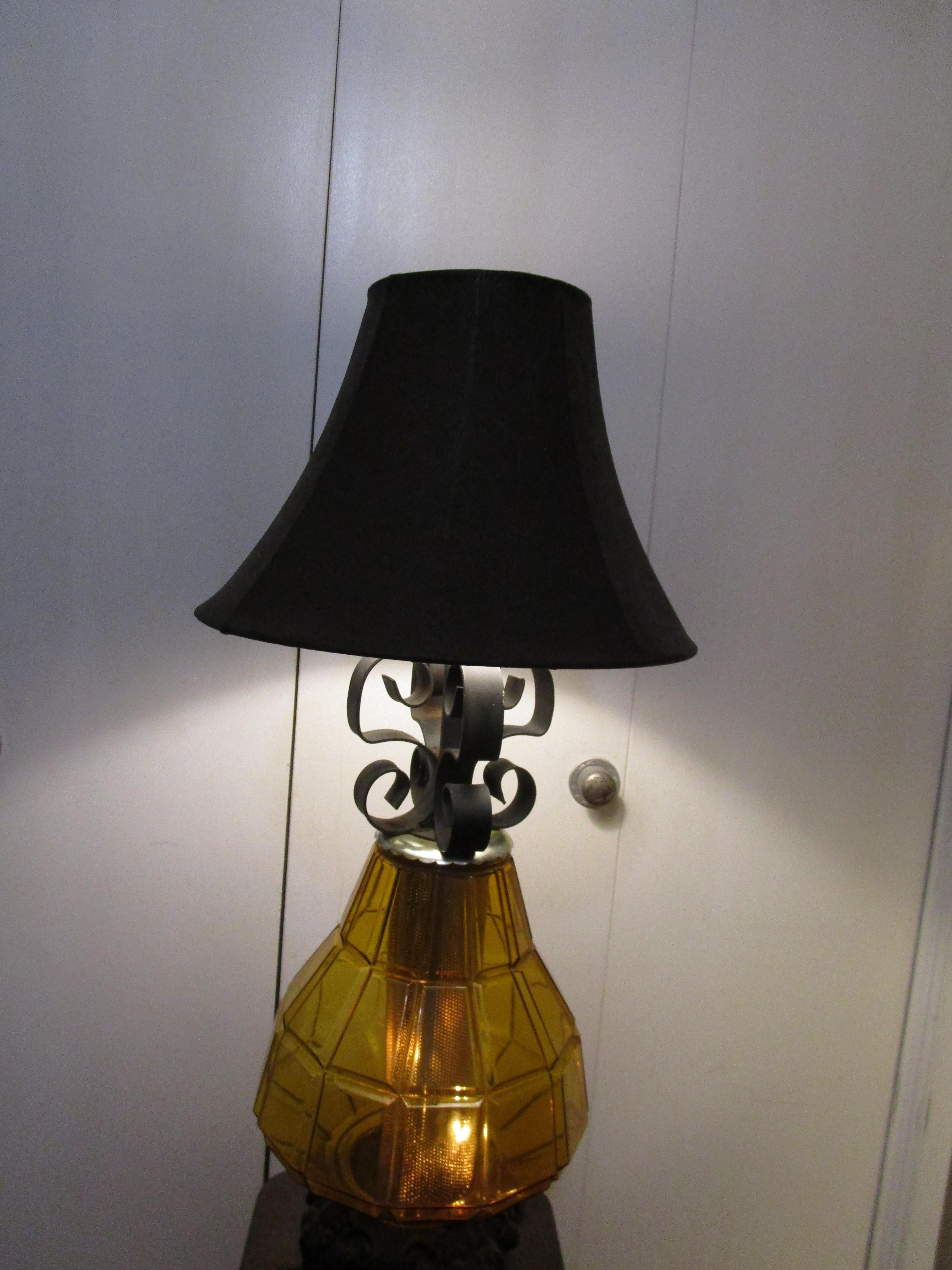 Autre Lampe géométrique vintage en verre ambré pressé avec cylindre à incandescence en vente