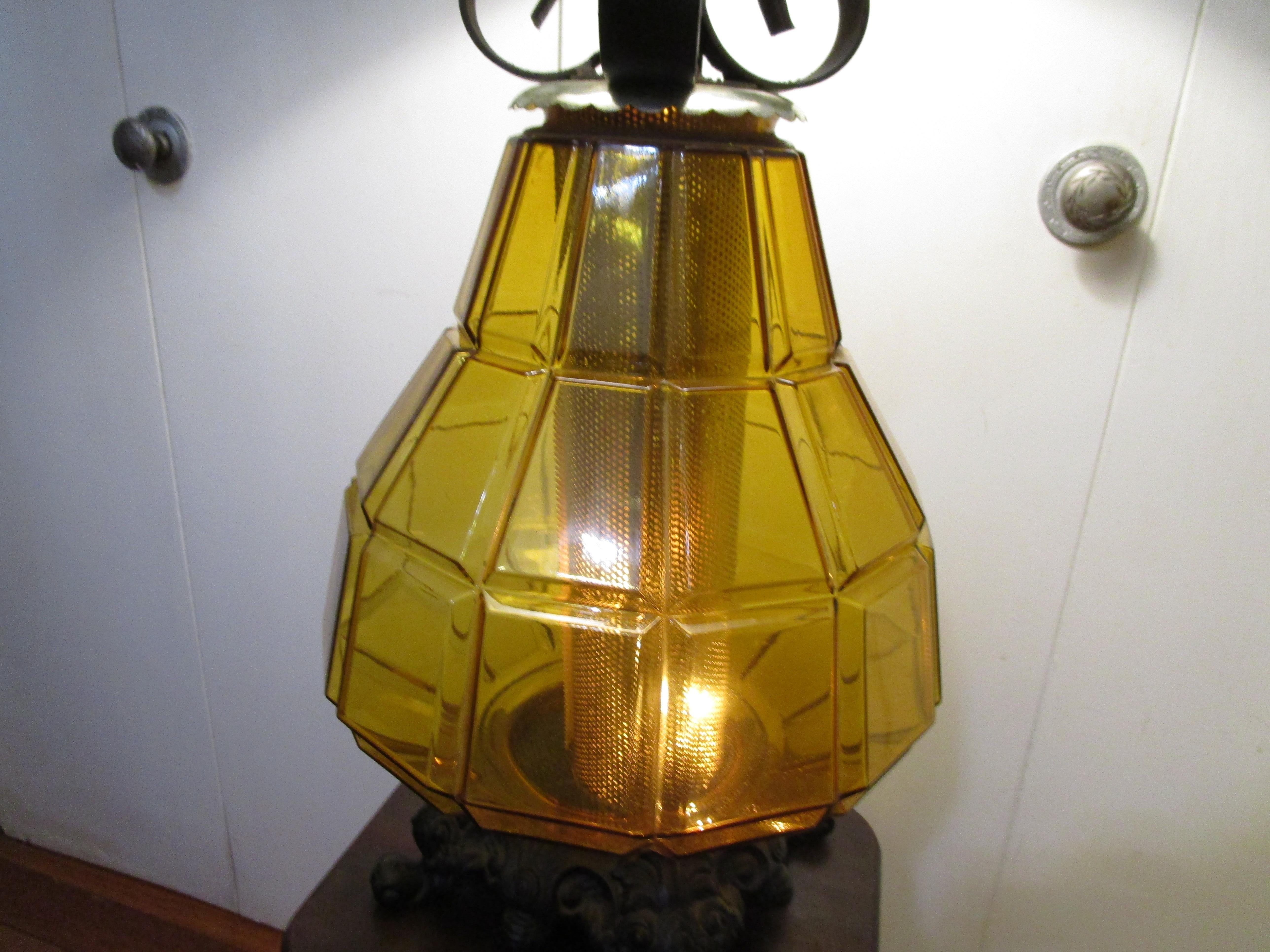 Vintage Geometric Pressed Amber Glass Lamp with Incandescent Cylinder  In Good Condition For Sale In Lomita, CA