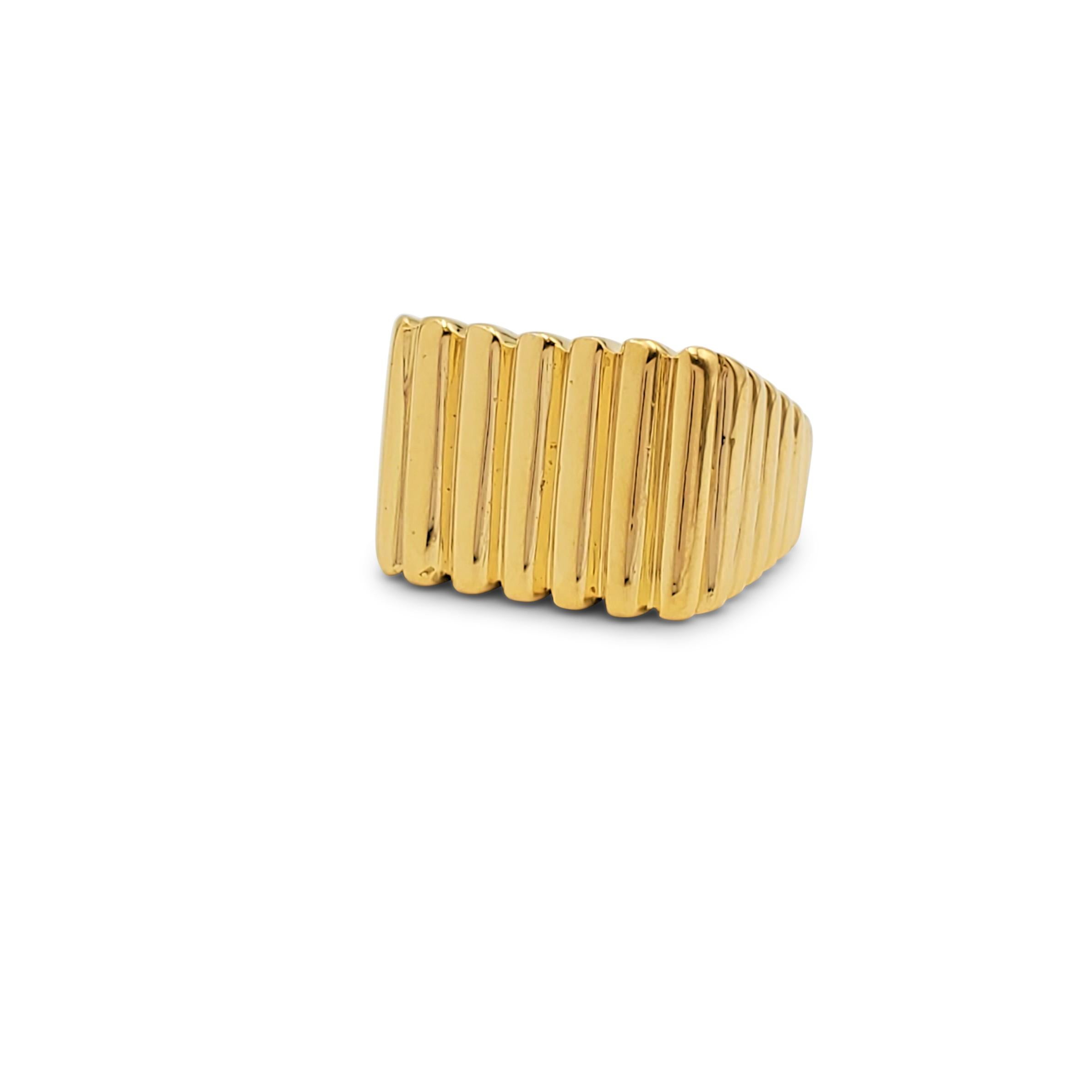 A funky vintage geometric ring crafted in ribbed 18 karat yellow gold. Stamped 18K, T&H. Ring size US 3 1/2. The ring is not presented with the original box or papers. CIRCA 1970s.

Ring Size: US 3 1/2
Box: No
Papers: No