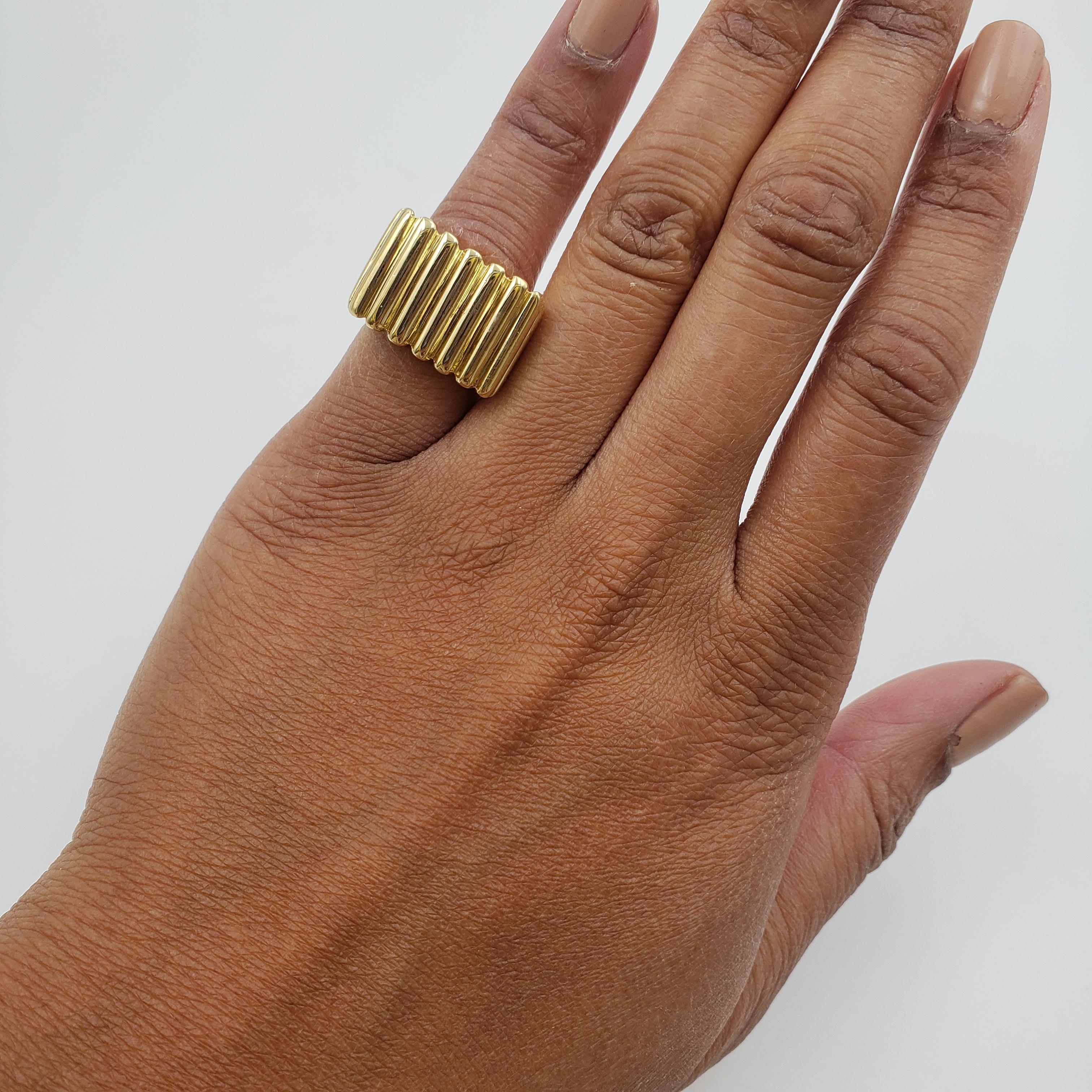 Vintage Geometric Ribbed Yellow Gold Ring 4