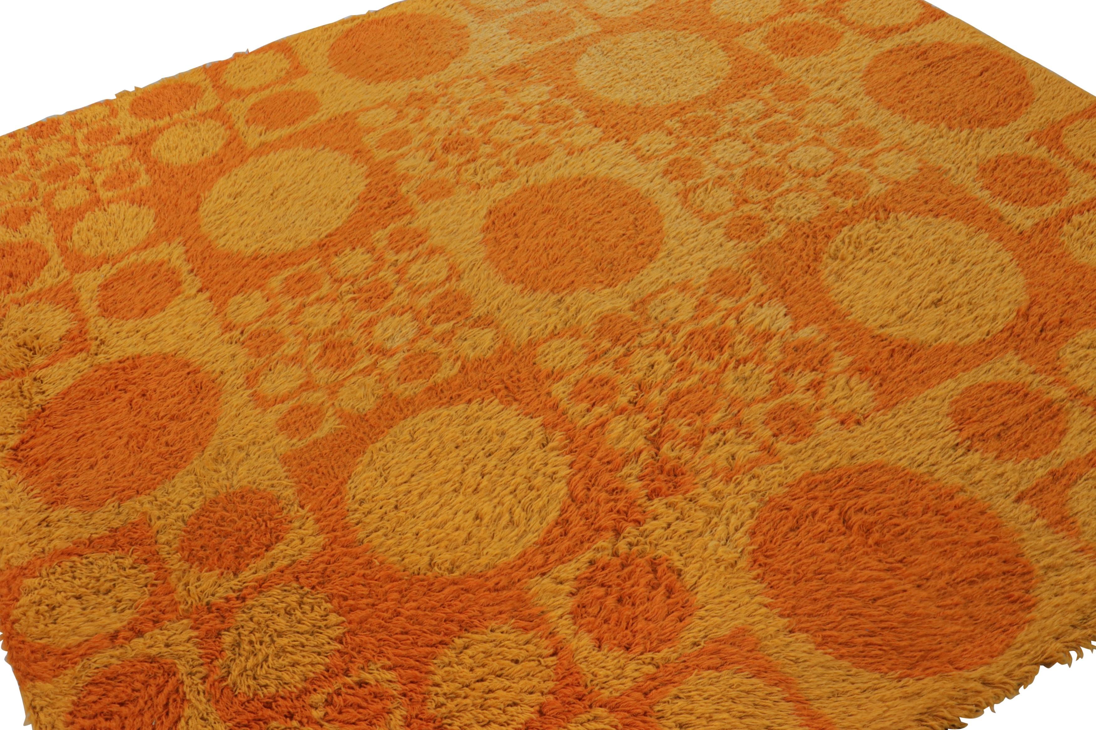 Mid-Century moderno Tappeto geometrico scandinavo vintage in arancione e oro, da Rug & Kilim in vendita