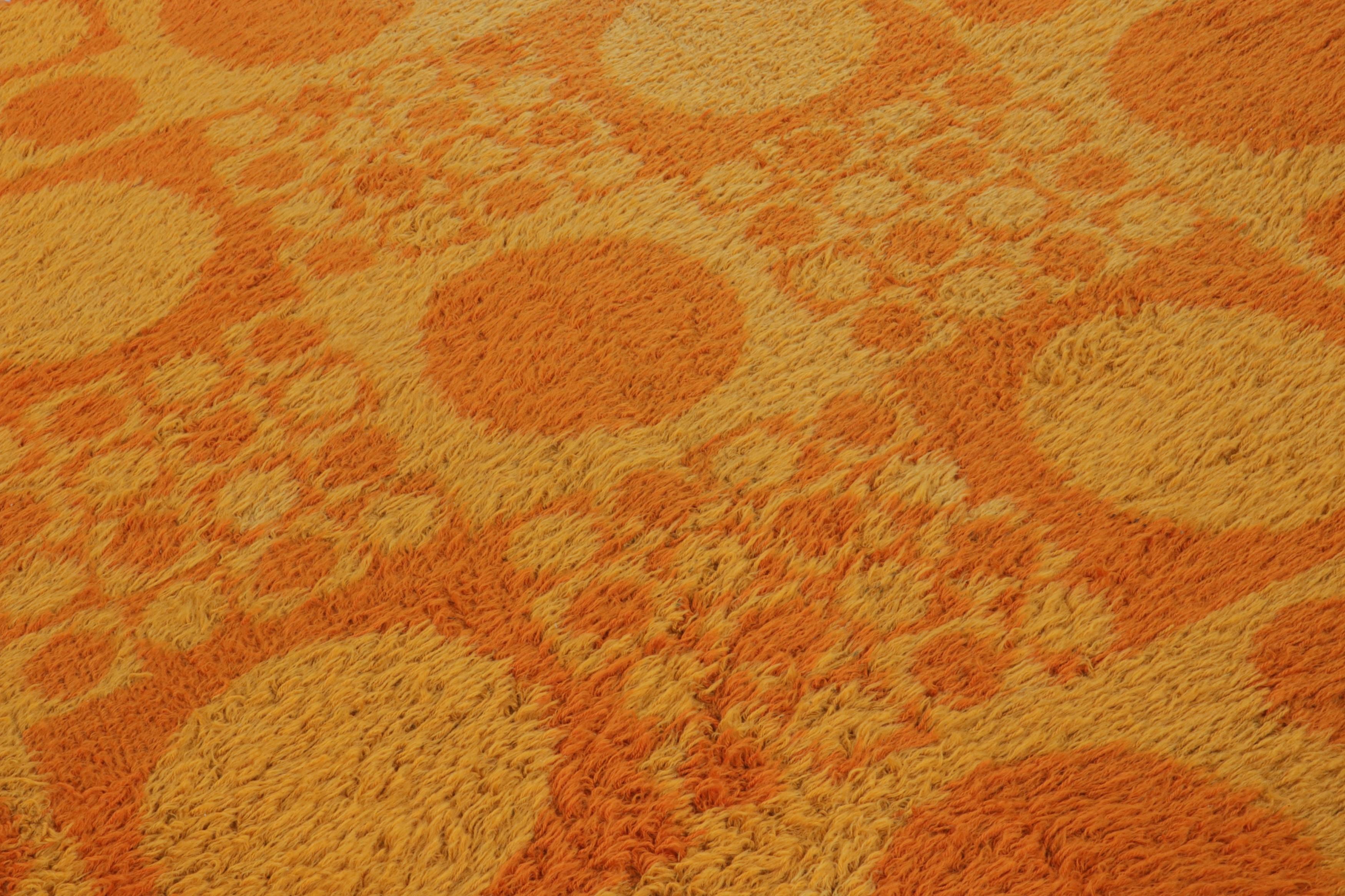Danese Tappeto geometrico scandinavo vintage in arancione e oro, da Rug & Kilim in vendita