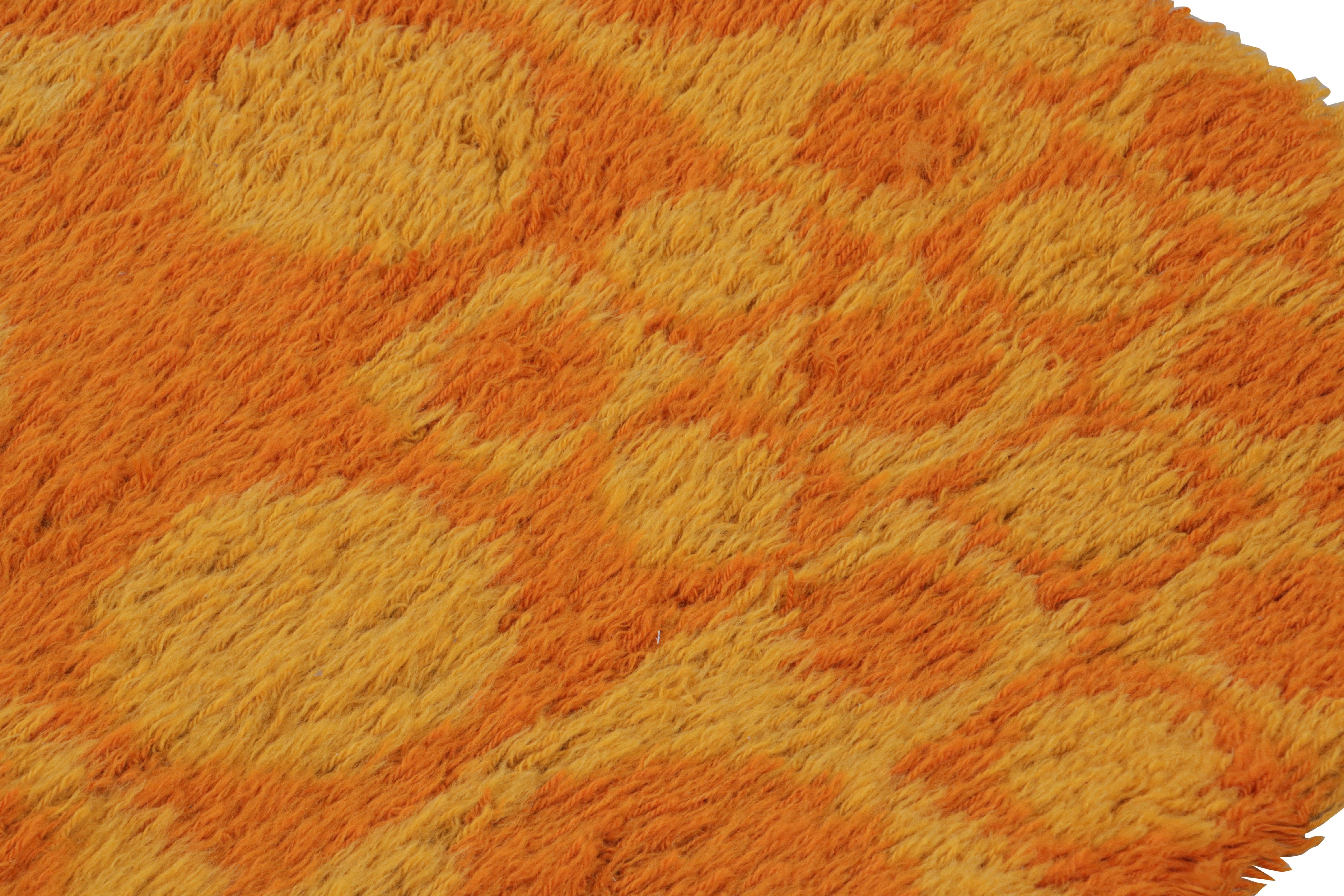Geometrischer skandinavischer Vintage-Teppich in Orange und Gold, von Rug & Kilim (Maschinell gefertigt) im Angebot