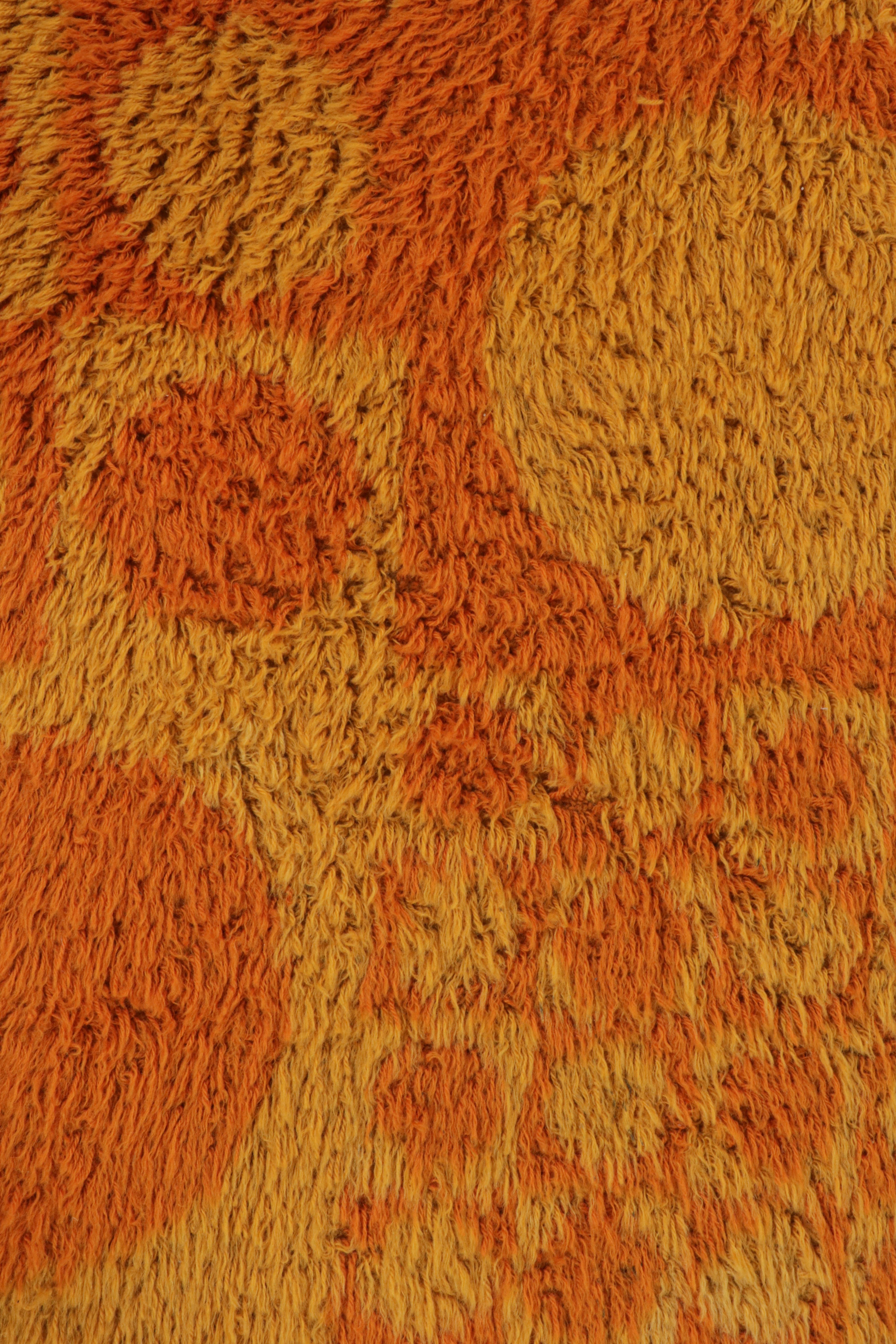 Geometrischer skandinavischer Vintage-Teppich in Orange und Gold, von Rug & Kilim im Zustand „Gut“ im Angebot in Long Island City, NY