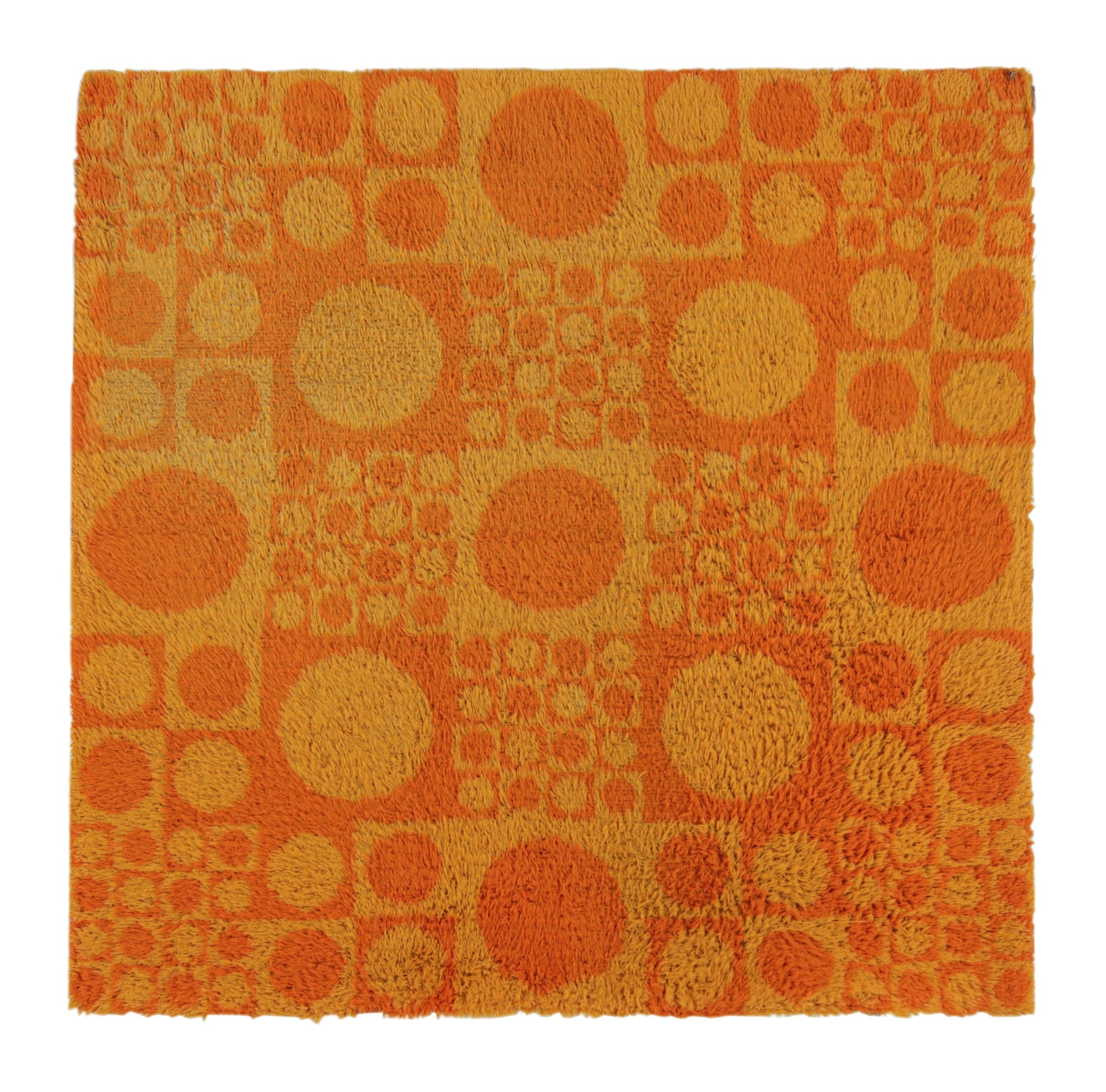 Tappeto geometrico scandinavo vintage in arancione e oro, da Rug & Kilim