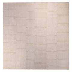 Tapis Kilim géométrique vintage en laine rayé beige et blanc cassé de Rug & Kilim