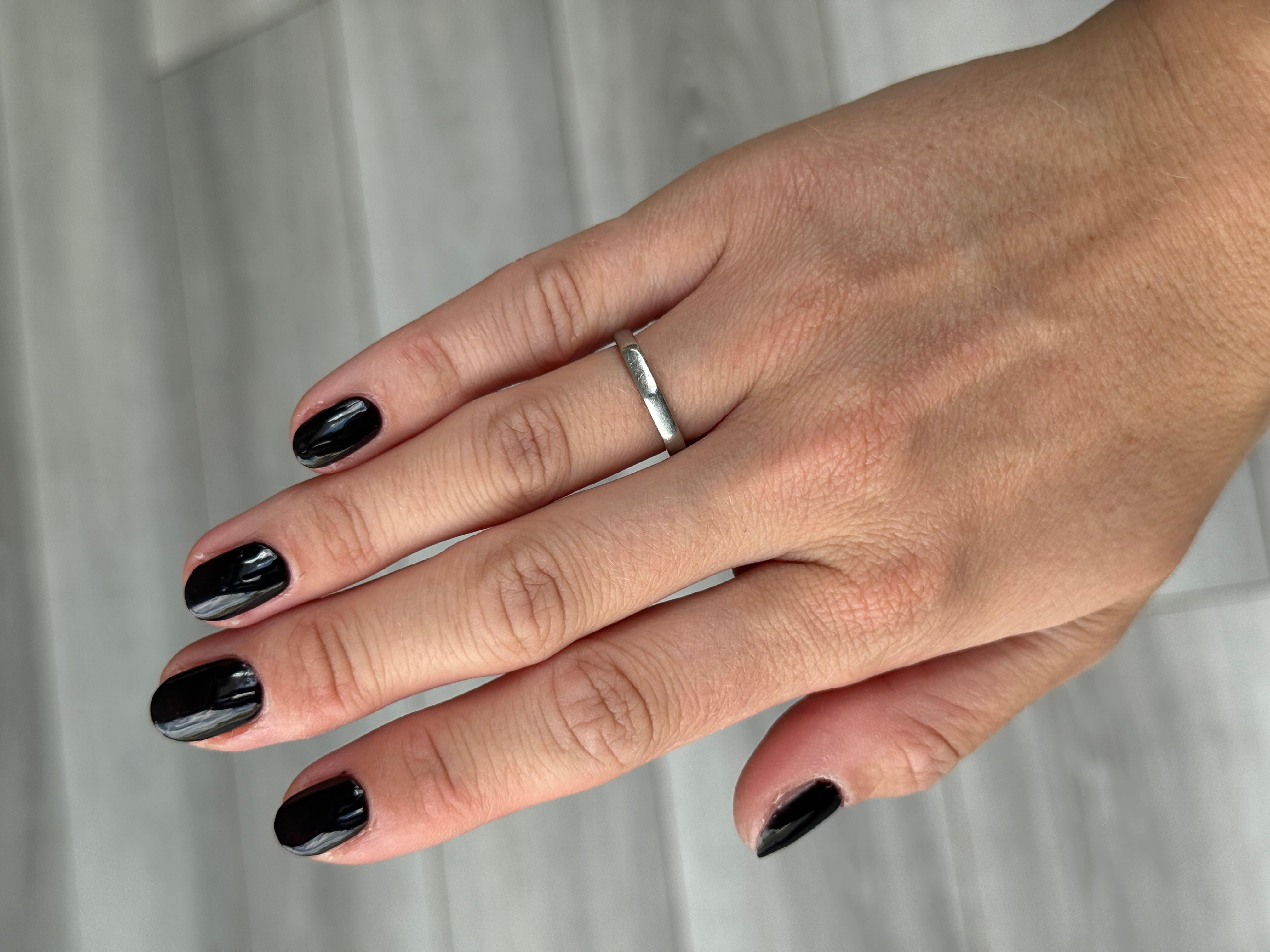 Der Ring ist aus Platin gefertigt und hat ein schlichtes, aber schönes Design. 

Ringgröße: I oder 4 1/4 
Bandbreite: 2mm
Bandhöhe: 1mm

Gewicht: 3.6 g