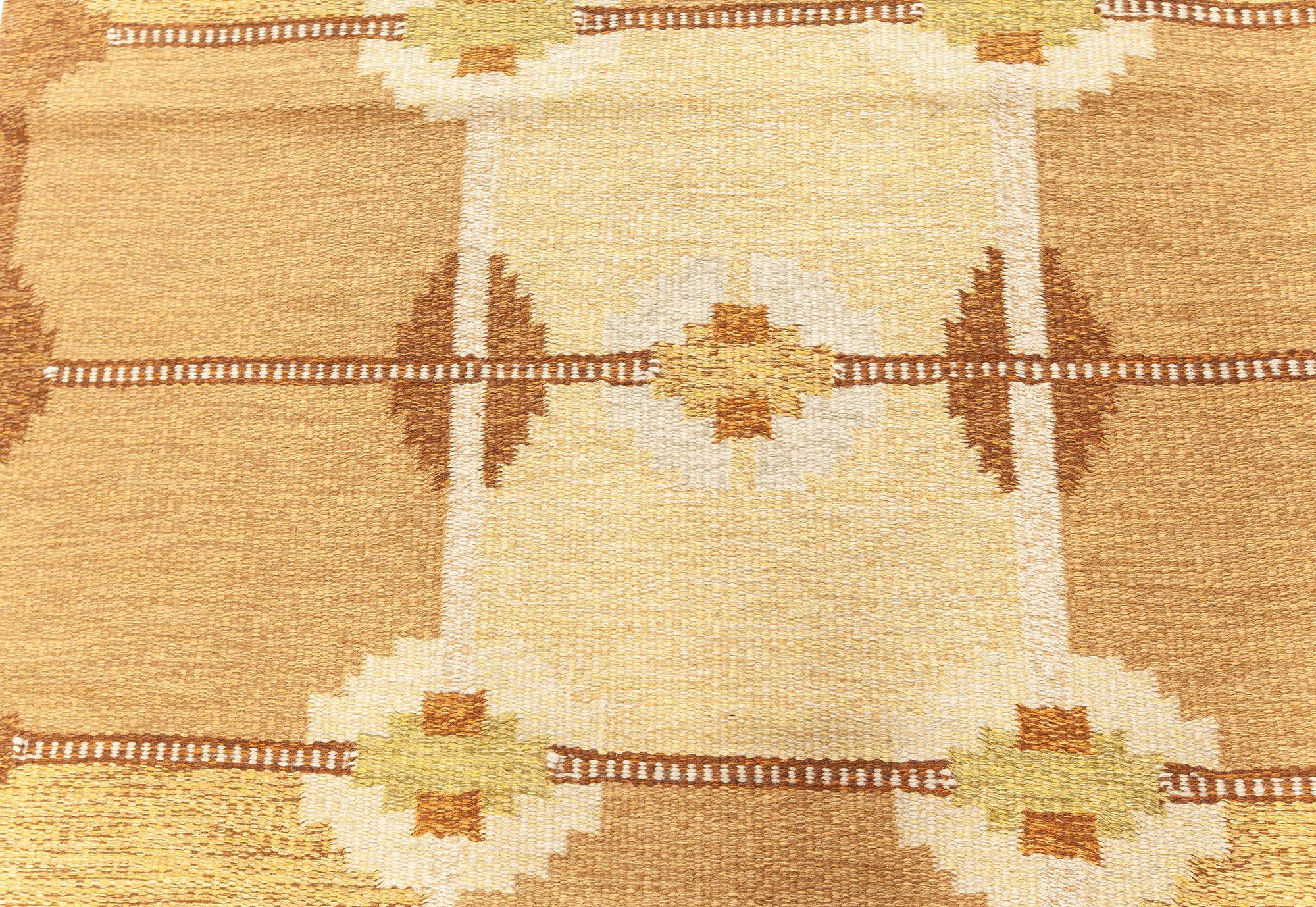 Tapis géométrique suédois vintage en laine beige, marron, or et vert par Ingegerd Silow
Taille : 4'6