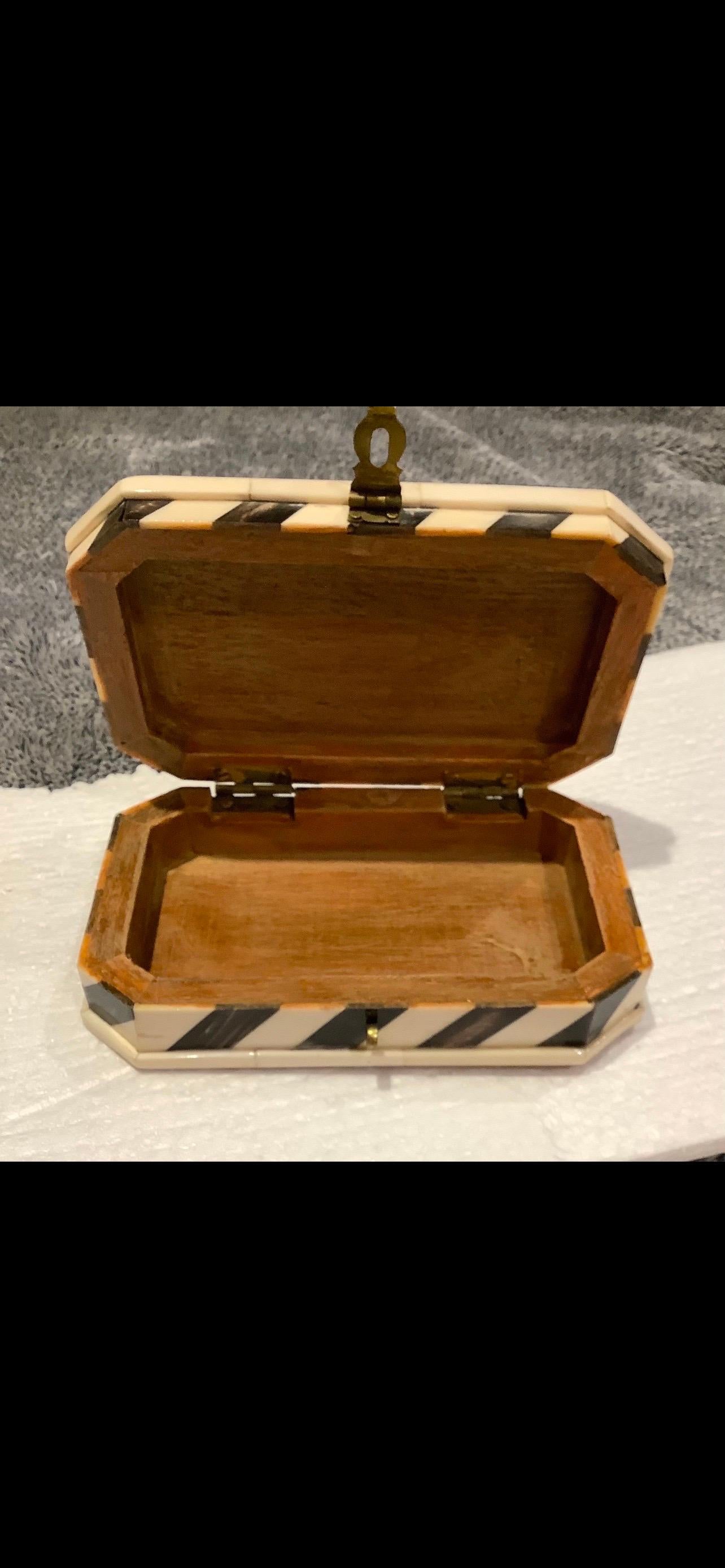Caja de hueso teselada geométrica vintage en venta 1