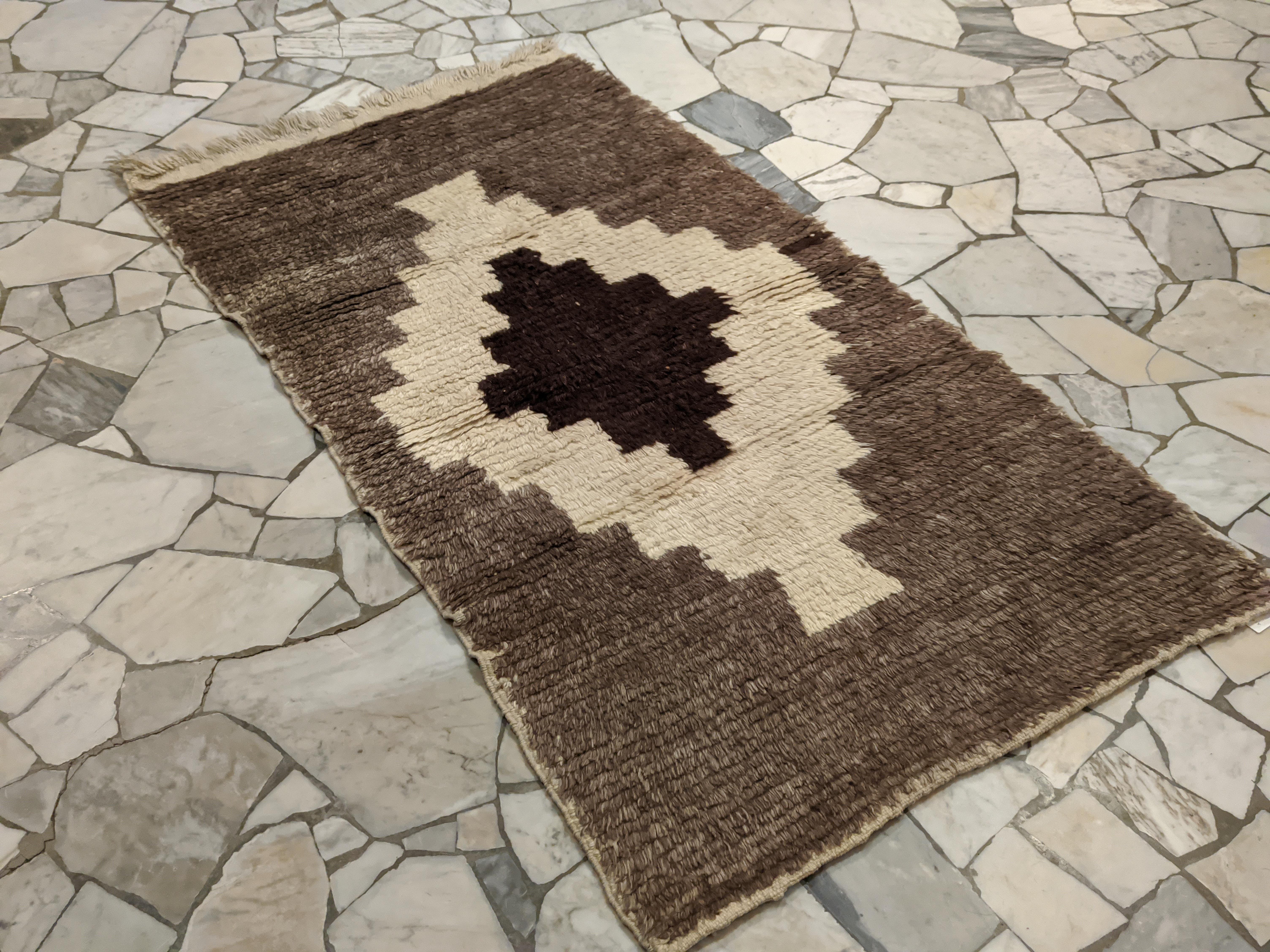 Geometrischer türkischer Tulu-Teppich in Mocha-Farben, 1930er Jahre (Handgeknüpft) im Angebot