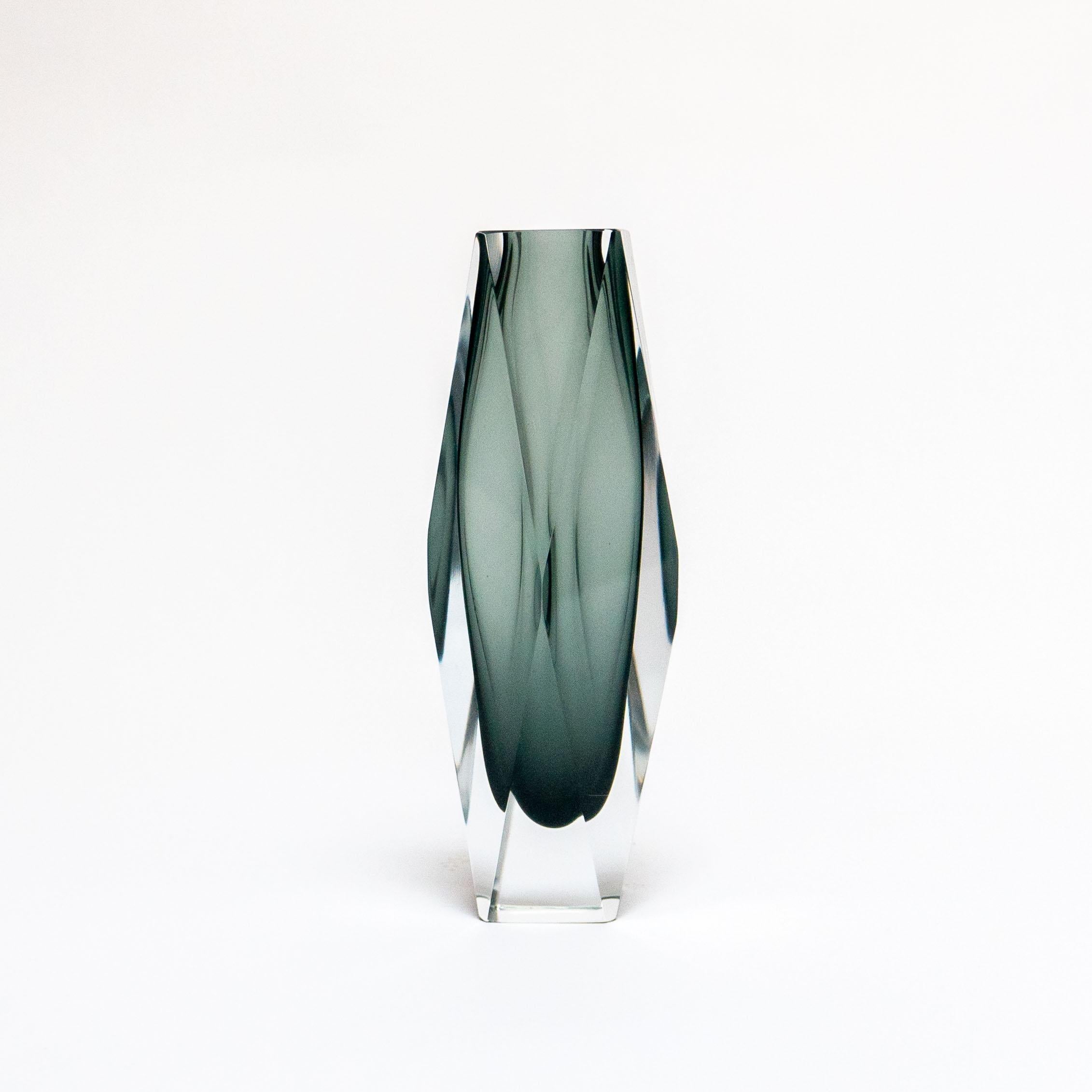 Universellement considéré comme l'un des créateurs les plus prolifiques et les plus compétents de vases et d'objets en verre de Murano, Flavio Poli s'est associé à certains des producteurs de verre les plus influents et les plus compétents de Murano