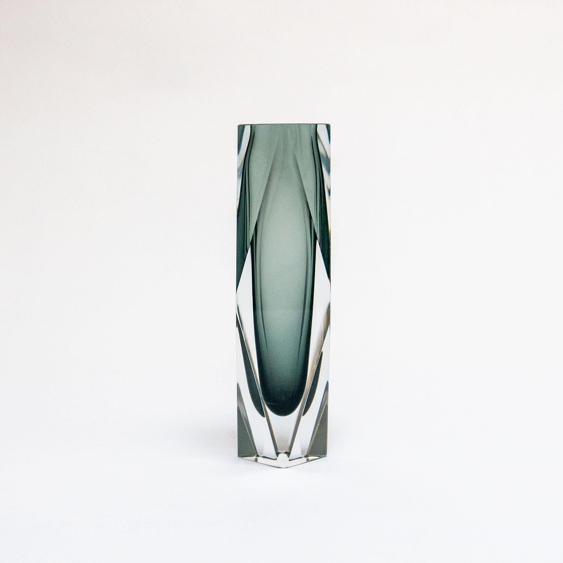 Mid-Century Modern Vase géométrique vintage en verre de Murano gris Sommerso, style Flavio Poli en vente