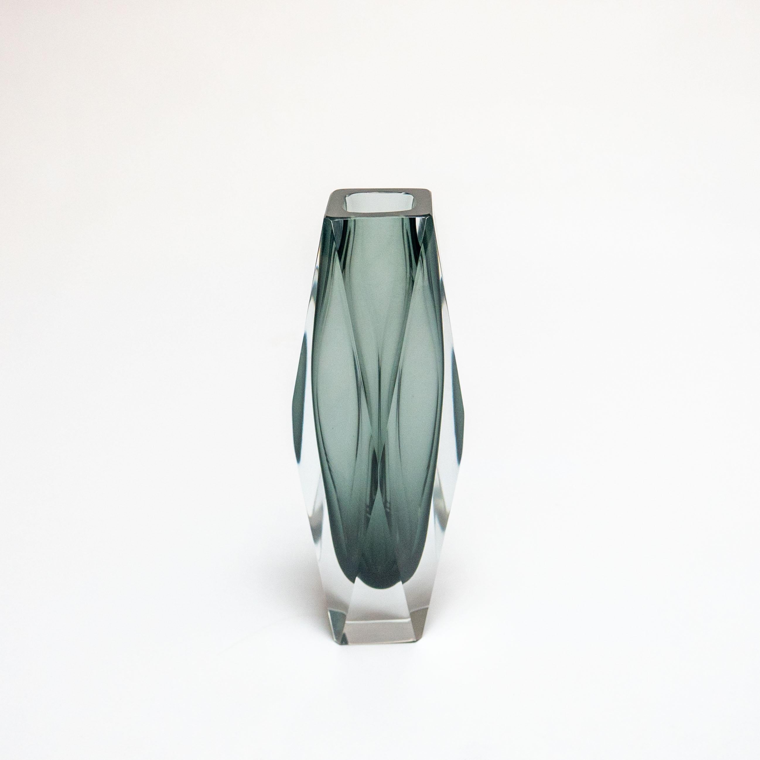 italien Vase géométrique vintage en verre de Murano gris Sommerso, style Flavio Poli en vente
