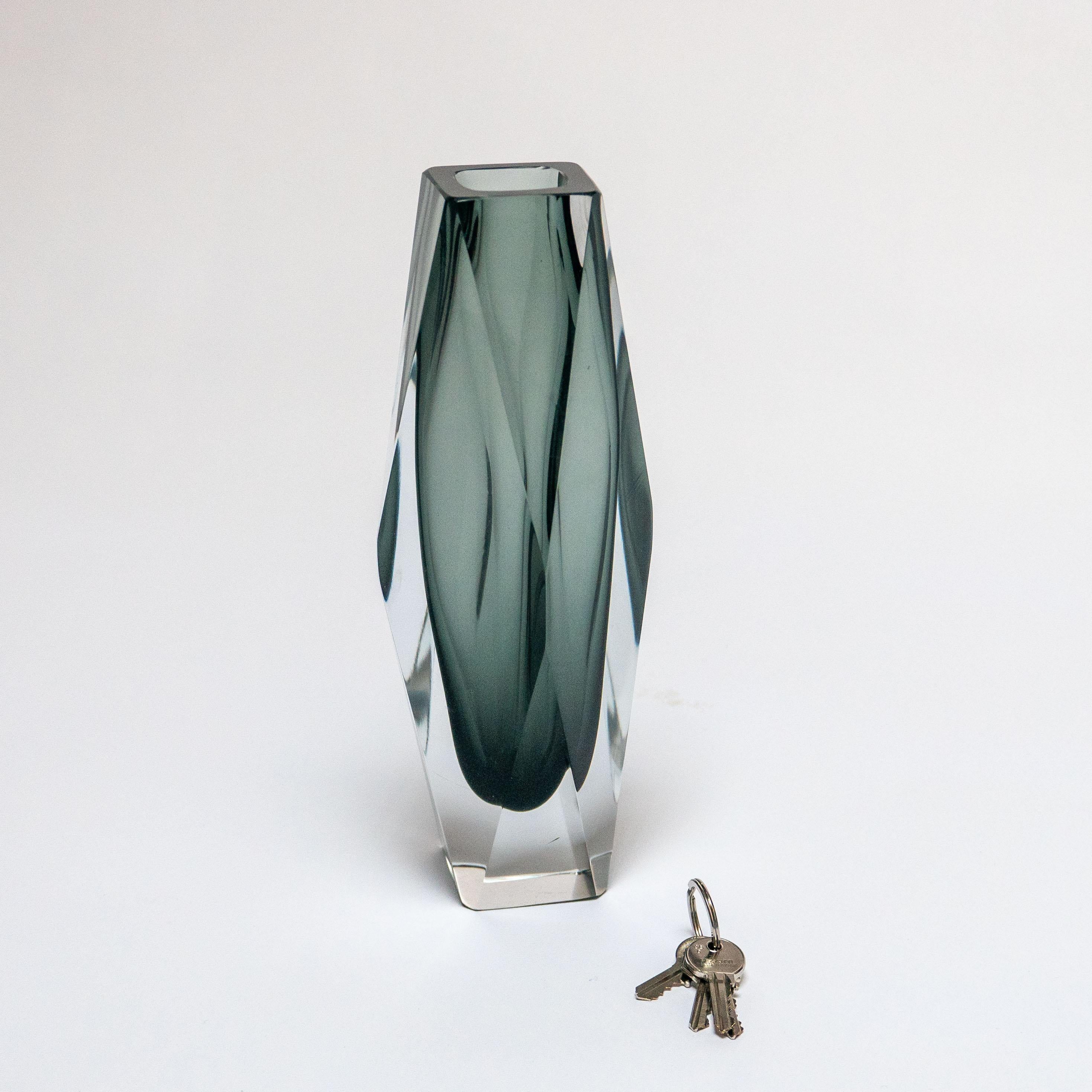 Vase géométrique vintage en verre de Murano gris Sommerso, style Flavio Poli en vente 1