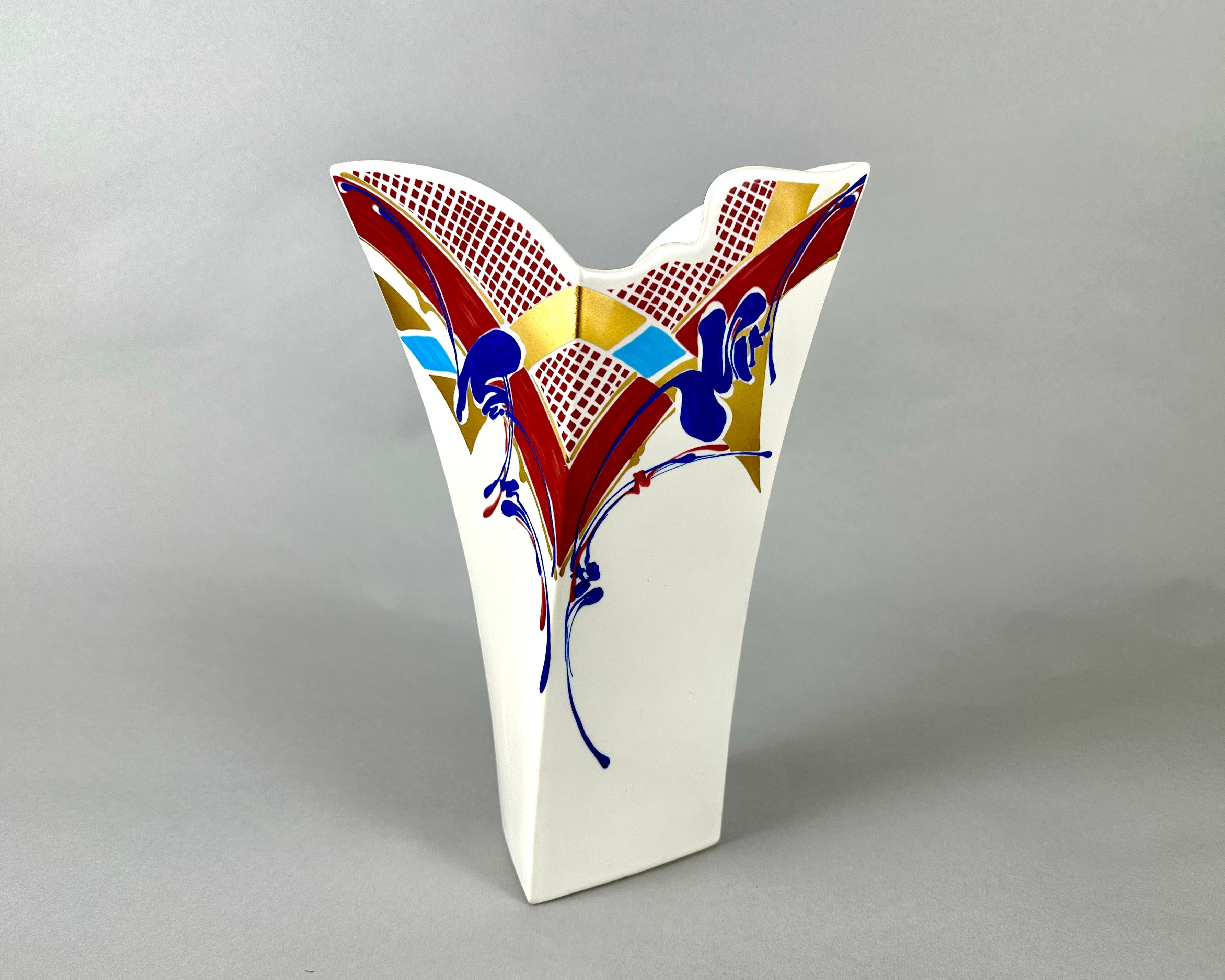 Vintage Geometric Vase Rosenthal Studio Line Porcelain, Germany  Art Deco Vase With Gold, Blue and Rouge Paint.

The hand paint is in an art deco style and is abstract in its' patterns. 


The vase will delight the owners with its functionality and