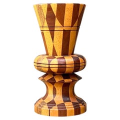 Jarrón vintage con marquetería geométrica de madera