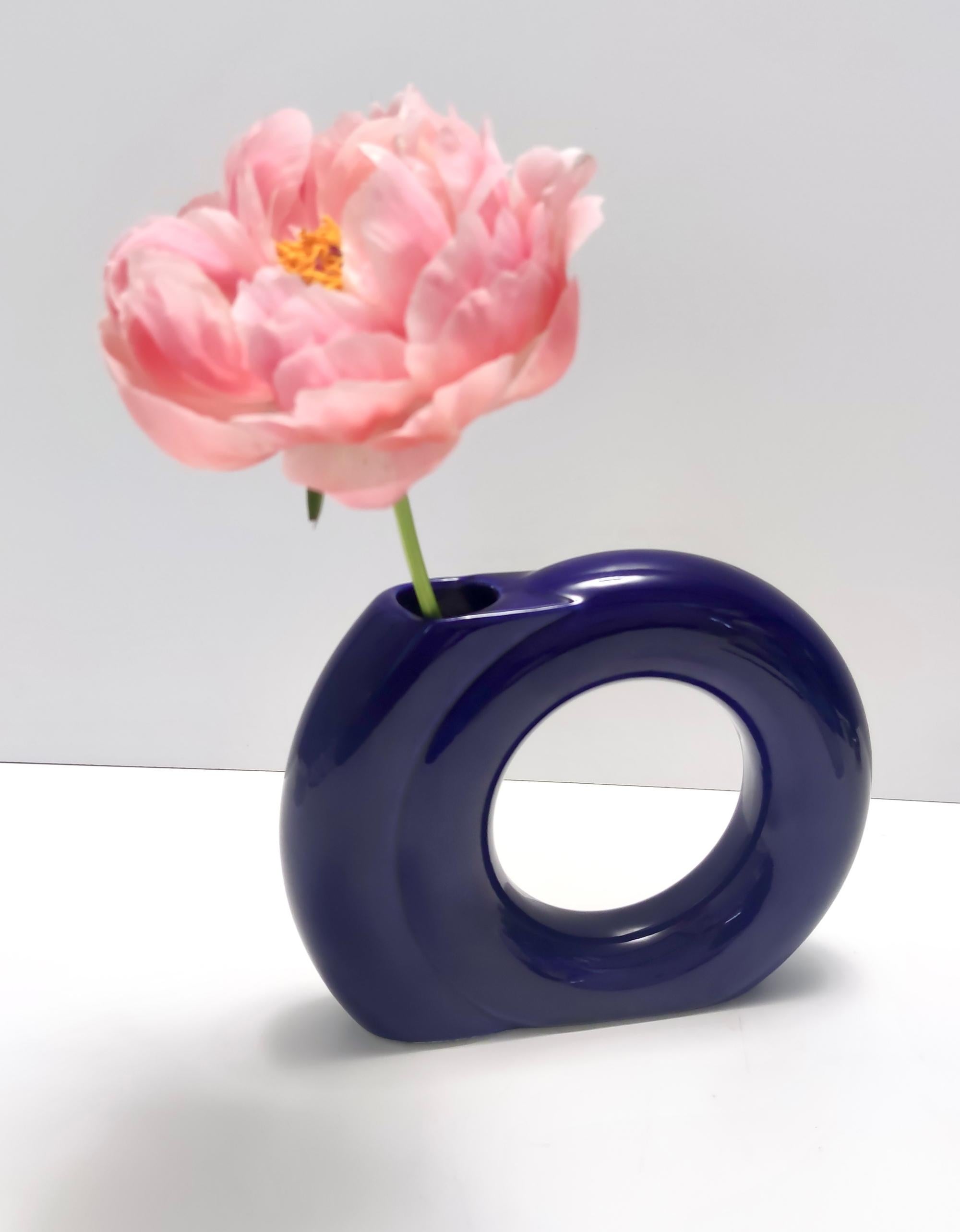 Made in Italy, anni '70.
È realizzato in ceramica smaltata blu da Pietro Arosio per Parravicini.
Si tratta di un pezzo vintage, quindi potrebbe presentare lievi tracce d'uso, ma può essere considerato in ottime condizioni originali.
