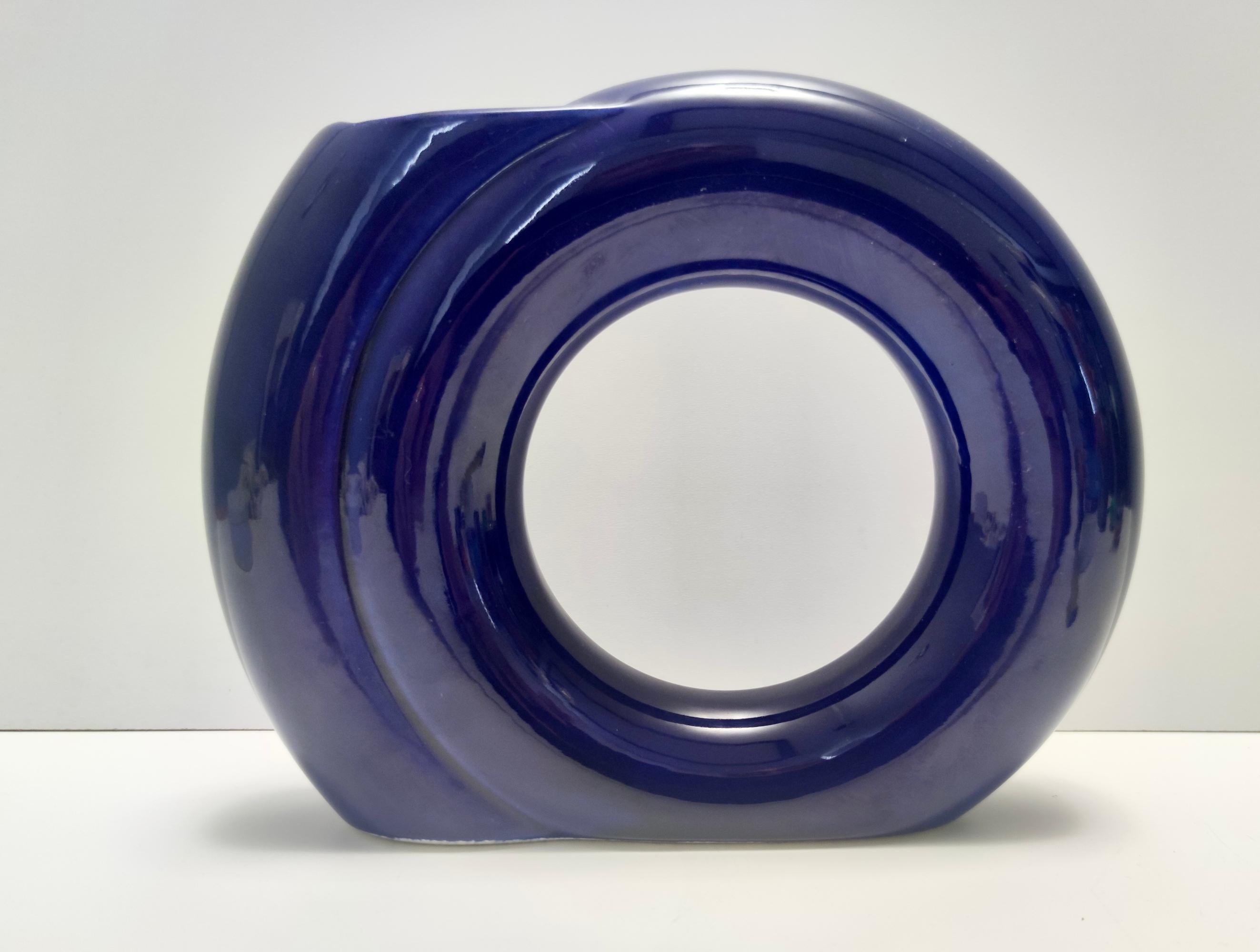 Postmoderne Vase géométrique bleu émaillé vintage de Pietro Arosio pour Parravicini, Italie en vente