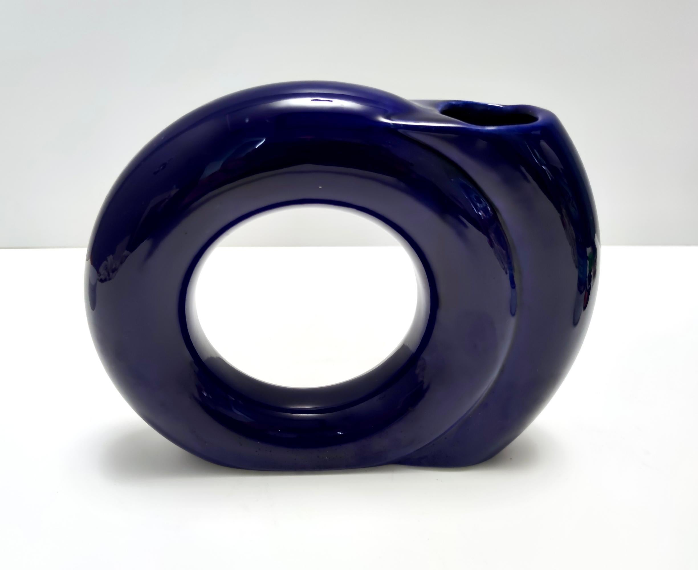 Postmoderno Vaso vintage geometrico smaltato blu di Pietro Arosio per Parravicini, Italia in vendita