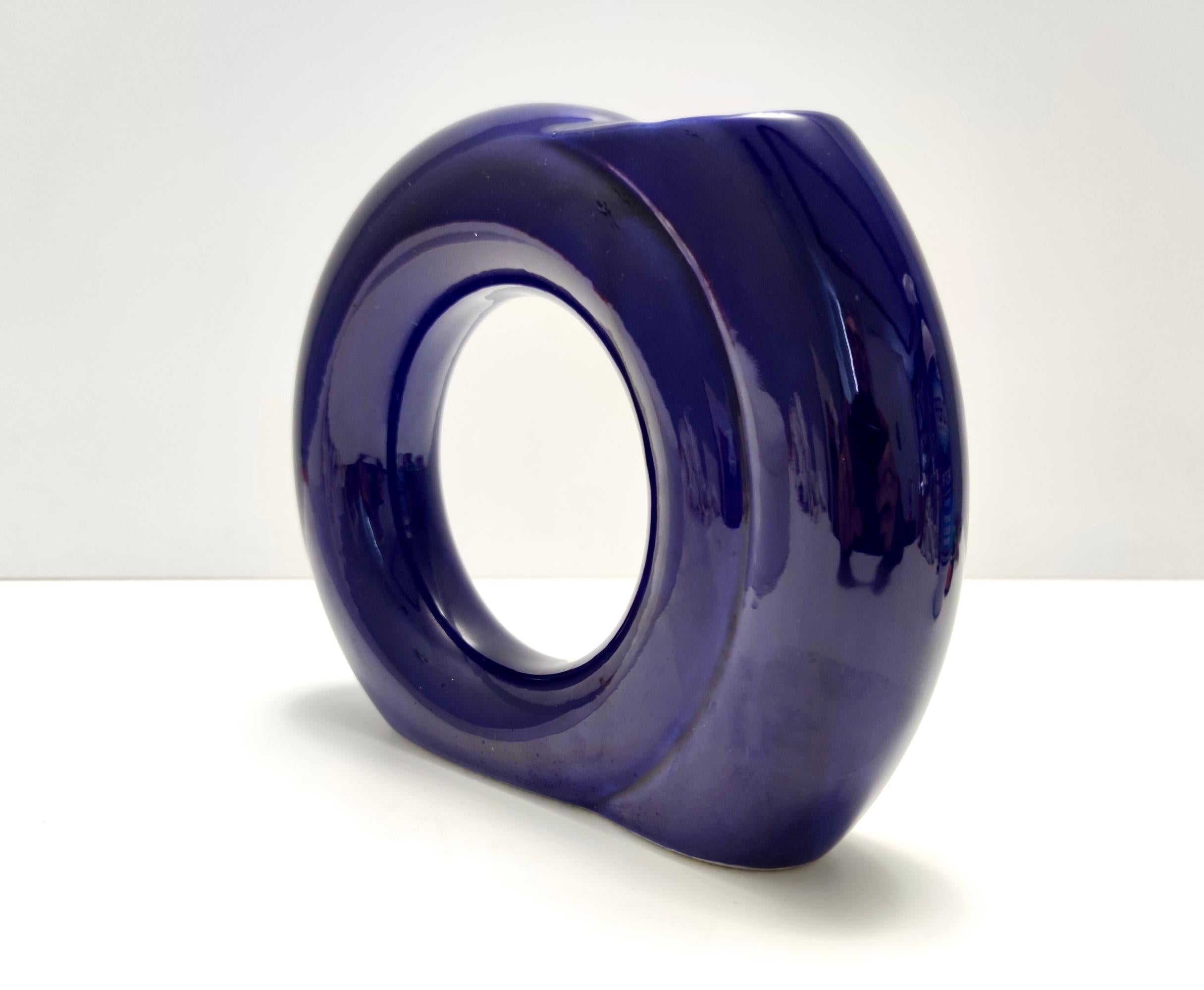Italiano Vaso vintage geometrico smaltato blu di Pietro Arosio per Parravicini, Italia in vendita