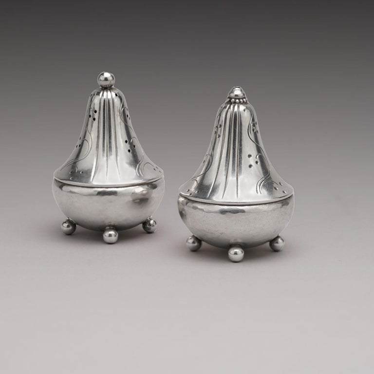 Vintage Georg Jensen 925 sterling silver pair of salt/pepper shakers.
Nr. 433
Made in Denmark.
Imported to England, 1959 
Fully hallmarked. 

Approx. dimensions: 
Diameter x height: 3.6 x 4.8 cm 
Total Weight: 52 grams

Condition: General