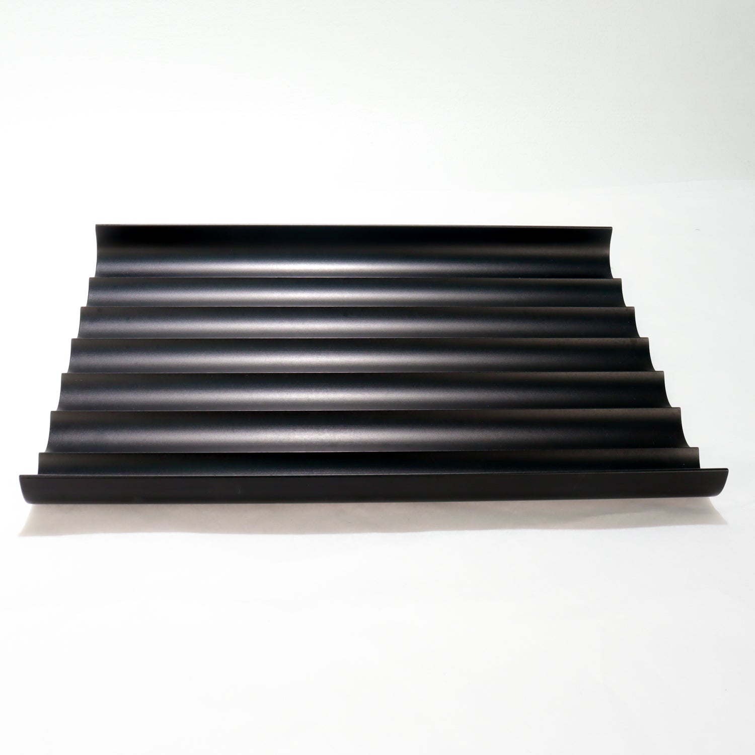 Un excellent plumier ou un organisateur de bureau (tiroir).

Par Georg Jensen.

En métal peint par poudrage noir (nous supposons qu'il s'agit d'aluminium).

Sous la forme d'un grand plateau rectangulaire avec 7 sections festonnées.

Marqué sur la