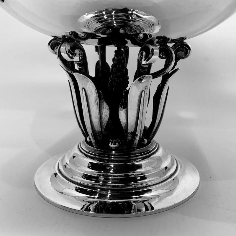 Art Nouveau sterling silver Georg Jensen footed bowl raised on an open stem of berries, leaves and scrolls, design #196 by Johan Rohde from circa 1916.

Additional information:
Material: Sterling silver
Styles: Art Nouveau
Hallmarks: Vintage Georg