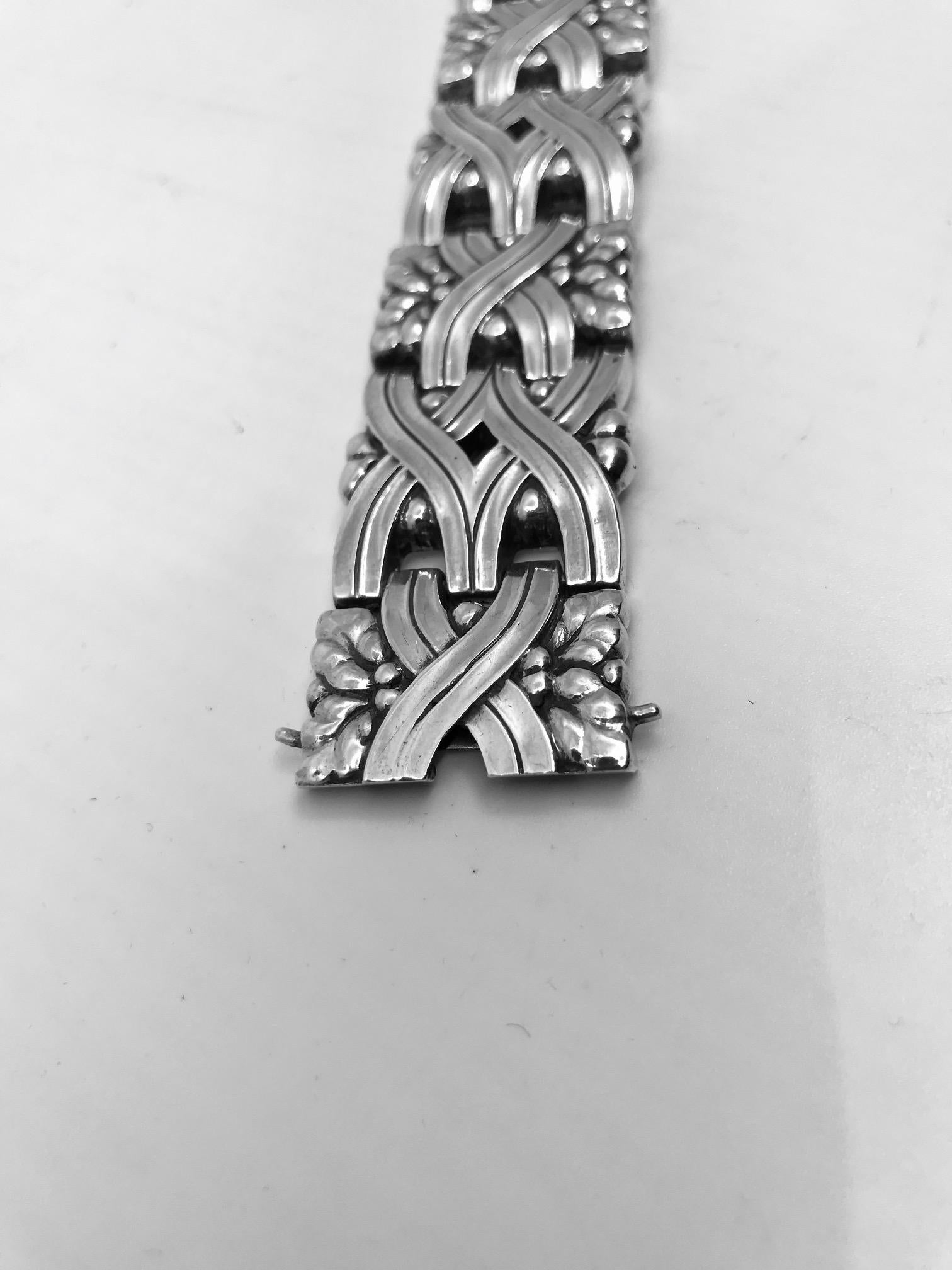 This is a vintage sterling silver Georg Jensen bracelet with a Viking inspired decorative pattern, design #83 by Harald Nielsen from circa 1943.

Measures 7 1/4″ in length, the links are 1 1/16″ across (18.5cm, 2.7cm).

Vintage Georg Jensen hallmark