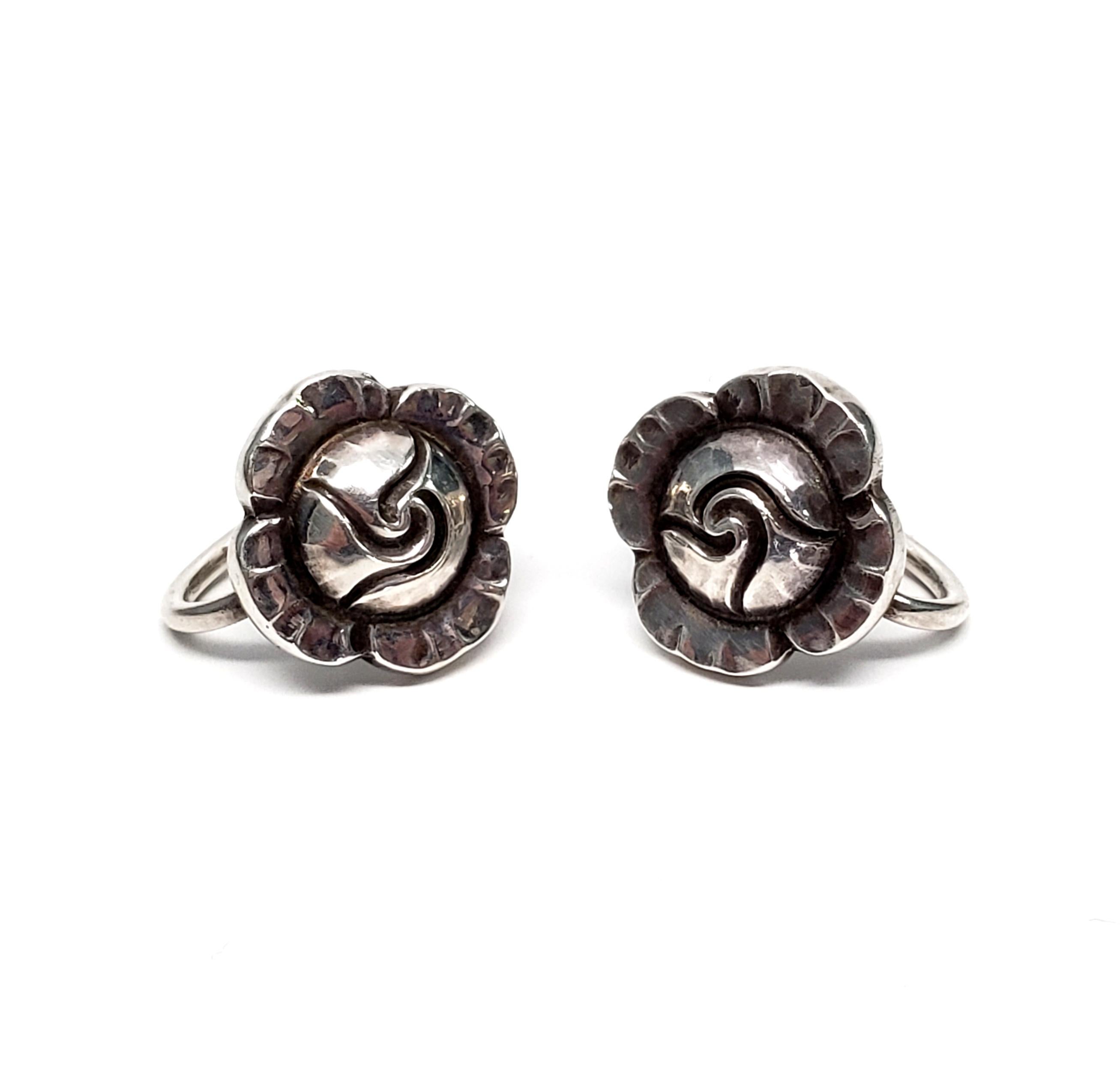 Vintage Georg Jensen sterling silver Flower #89 screw back earrings.

These beautifully detailed flower earrings are inspired by nature motifs, as is typical of Georg Jensen's work.

Measures 1/2