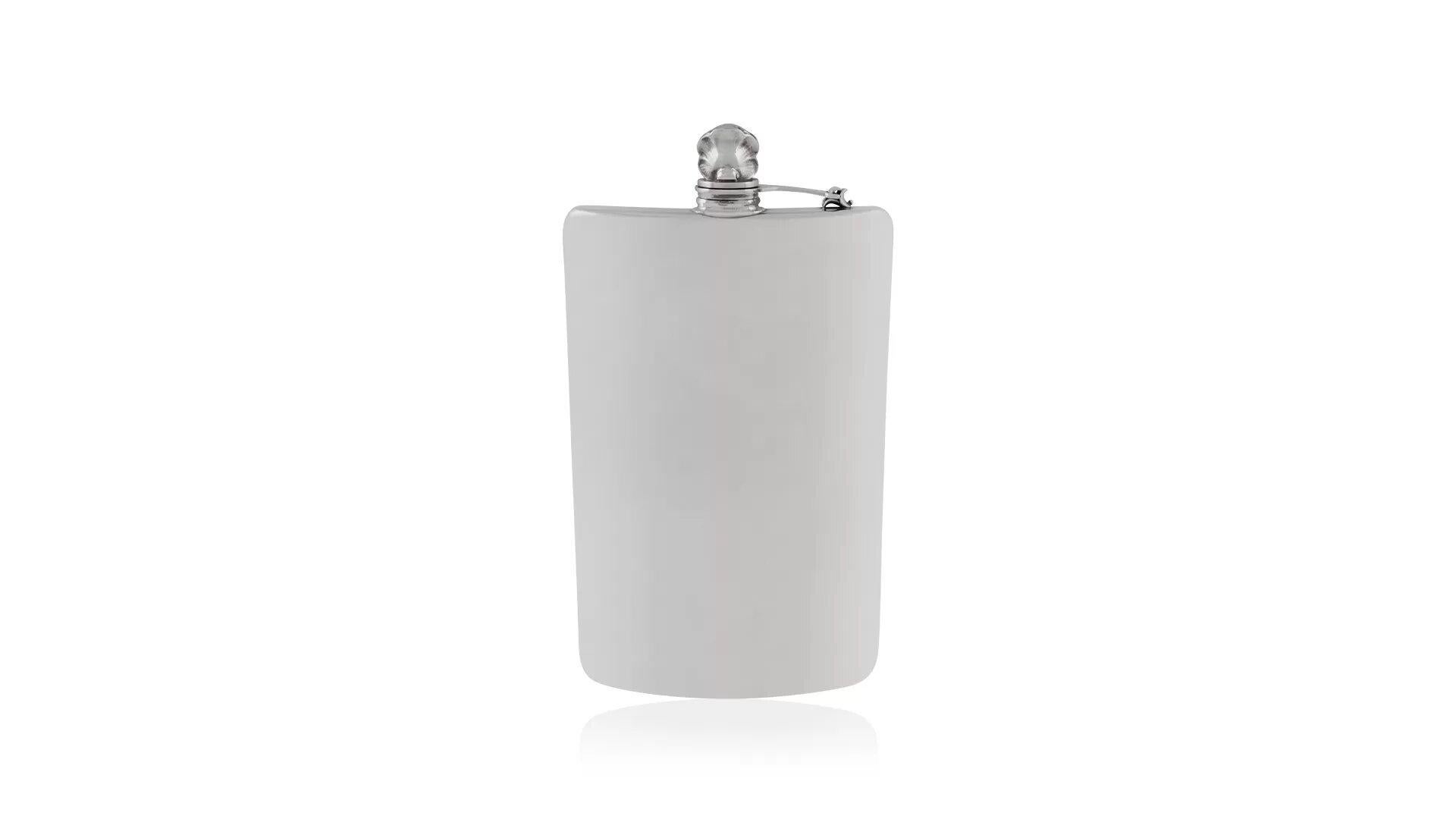 Petaca extragrande de plata de ley Georg Jensen, diseño n.º 550A de Harald Nielsen, de finales de la década de 1920.

La tapa se enrosca y desenrosca y se sujeta con una palanca plateada. La petaca tiene una forma curvada, para ajustarse cómodamente