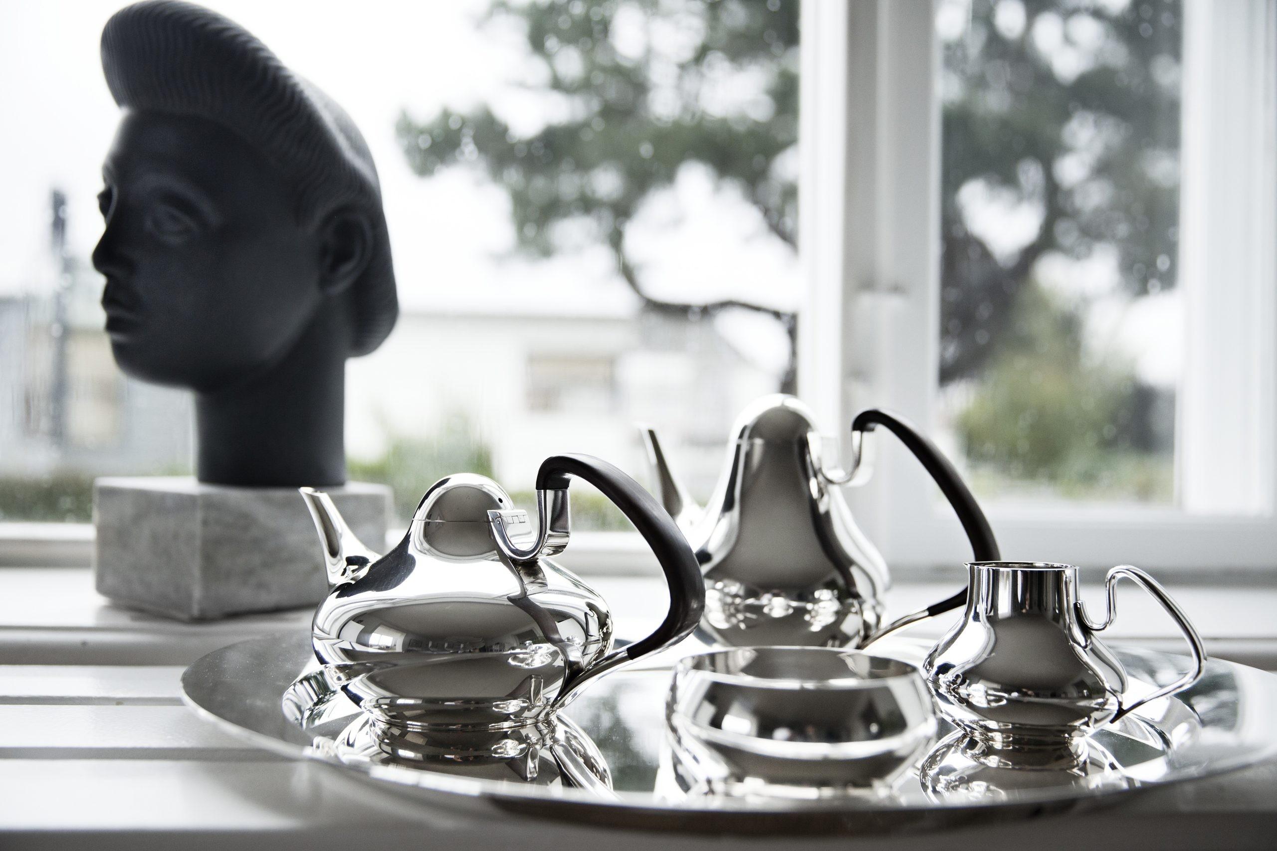 Modernes Sterlingsilber-Tee- und Kaffeeservice von Georg Jensen mit einem Tablett mit Griffen aus Guaiacum (einem südamerikanischen Hartholz), Design #1017 von Henning Koppel aus dem Jahr 1952. Ein sehr begehrter Entwurf, der 1954 auf der Mailänder