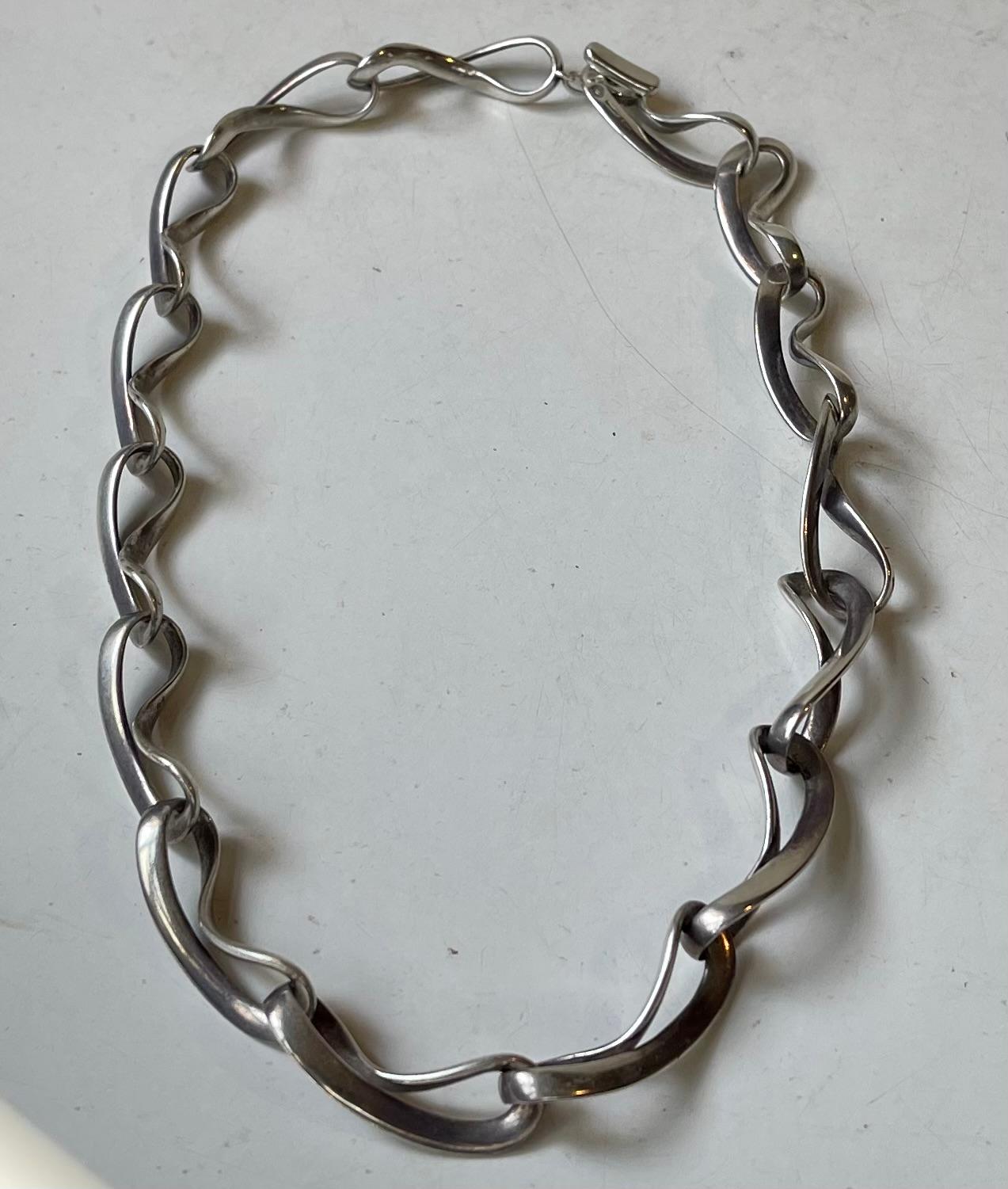 Georg Jensen Sterling Silber Halskette Nummer 452. Es heißt INFINITY und wurde 2004 von Regitze Overgaard entworfen. Das vorliegende Stück stammt aus dieser ersten Serie. Es besteht aus 15 Gliedern in Form der Zahl 8, die die Unendlichkeit