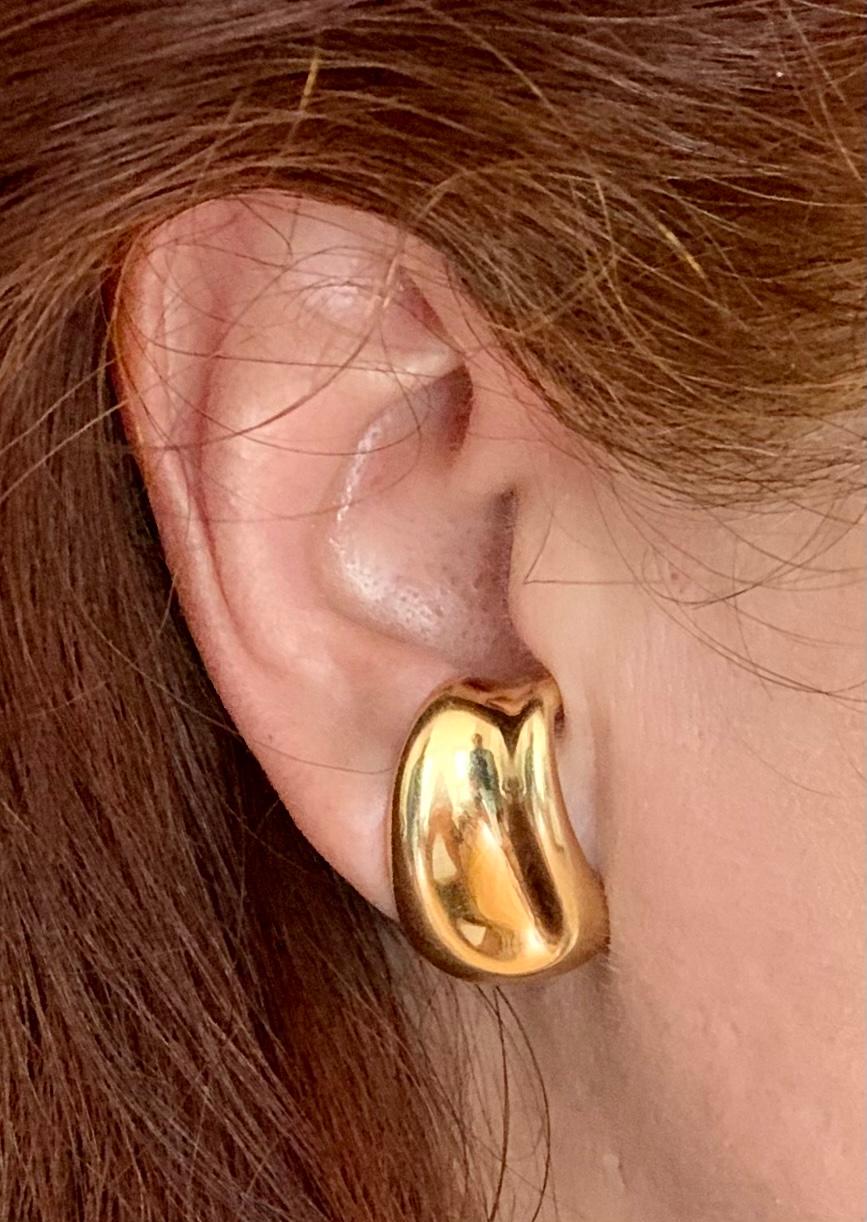 Beautiful biomorphic ear cuff earrings by the great Minas Spiridis for Georg Jensen, 18K yellow gold, 1990's.

Minas Spiridis was the first non-Scandinavian designer for Georg Jensen. At the beginning of his career, he worked with Angelos Vourakis,