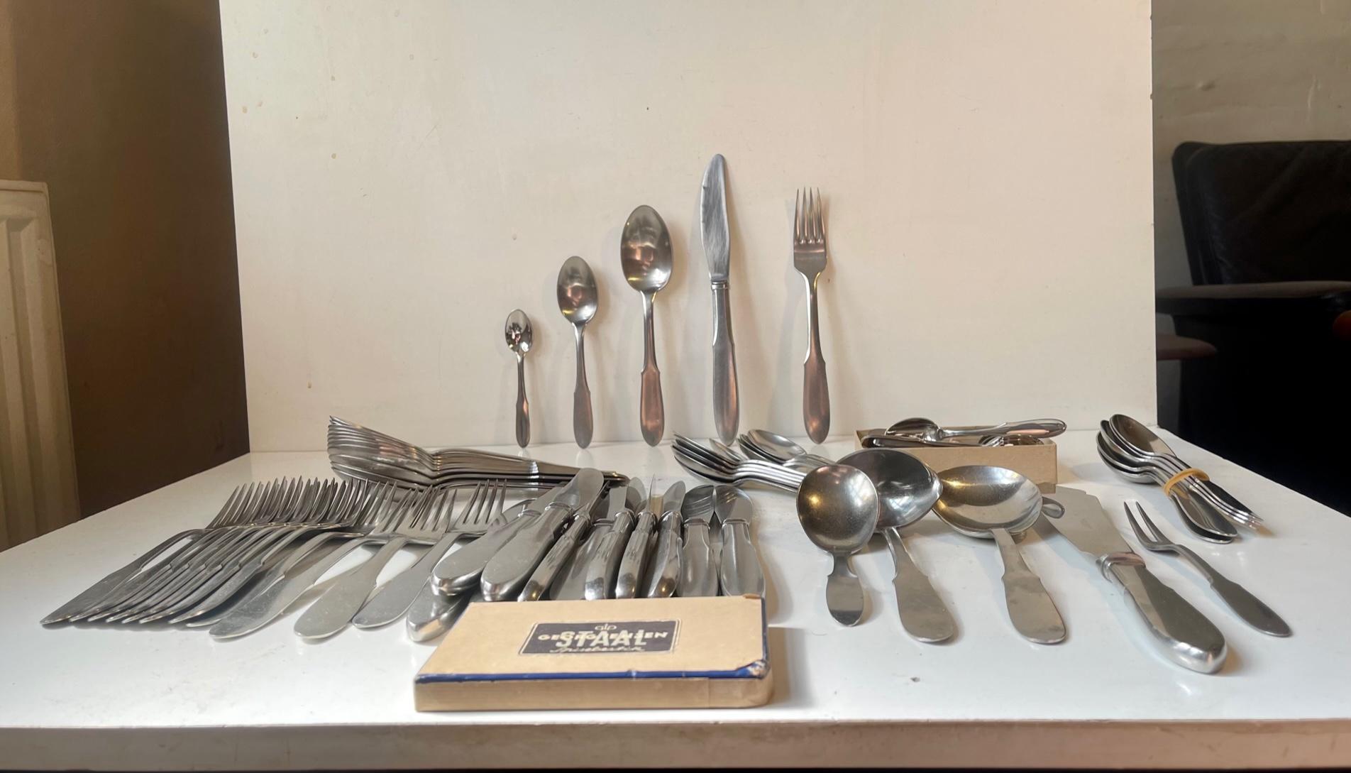 Esta vajilla fue el primer juego de Georg Jensen en acero inoxidable. Fue diseñado en 1941 por Gundorph Albertus (1887-1970). Se eligió el acero inoxidable debido a la escasez de plata durante la Segunda Guerra Mundial. El nombre Mitra deriva del