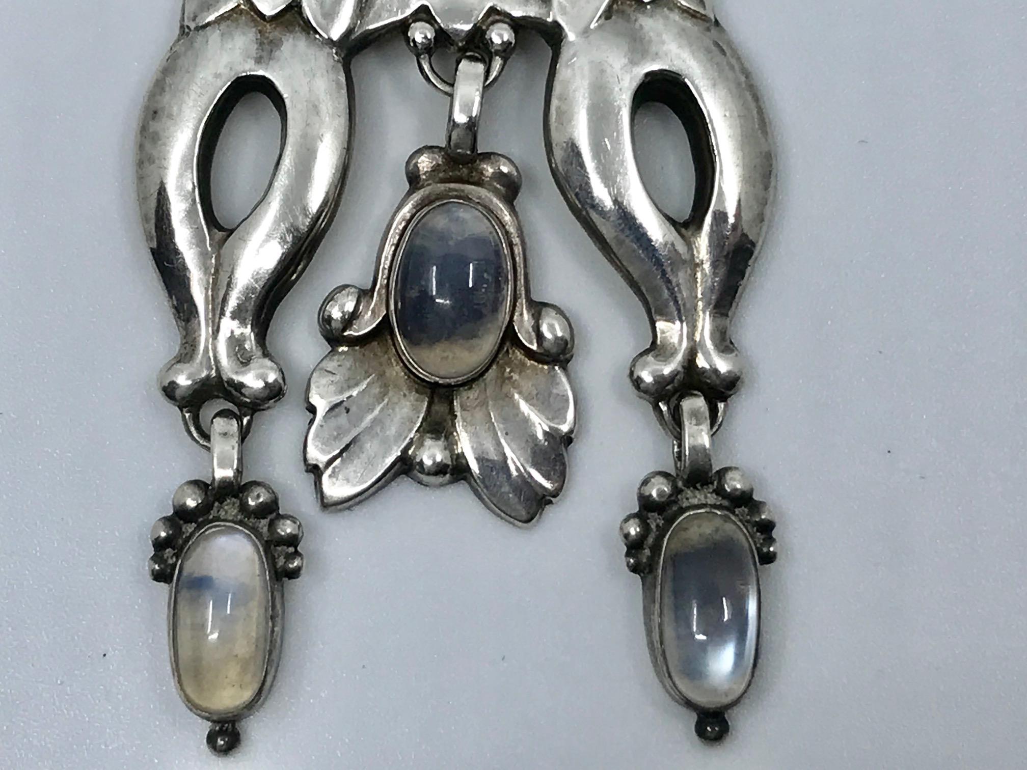 Rare vintage silver Georg Jensen three-drop pendant each with an oval cabochon set moonstone, design #17 by Georg Jensen from circa 1912.
The pendant measures 1 7/8″ x 1 3/8″ and comes on original chain 17½” (5cm x 3.6cm, 45cm).
Vintage Georg Jensen