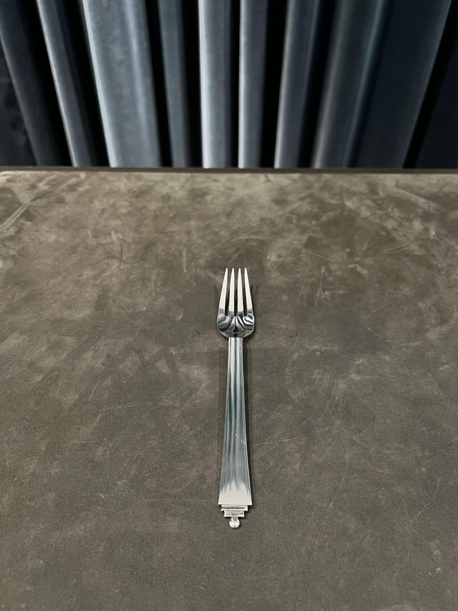 Fourchette à dîner en argent sterling Georg Jensen, article 012 sur le motif Pyramide, design/One #15 par Harald Nielsen de 1926.

Dimensions : Longueur : 18 cm (7 1/4