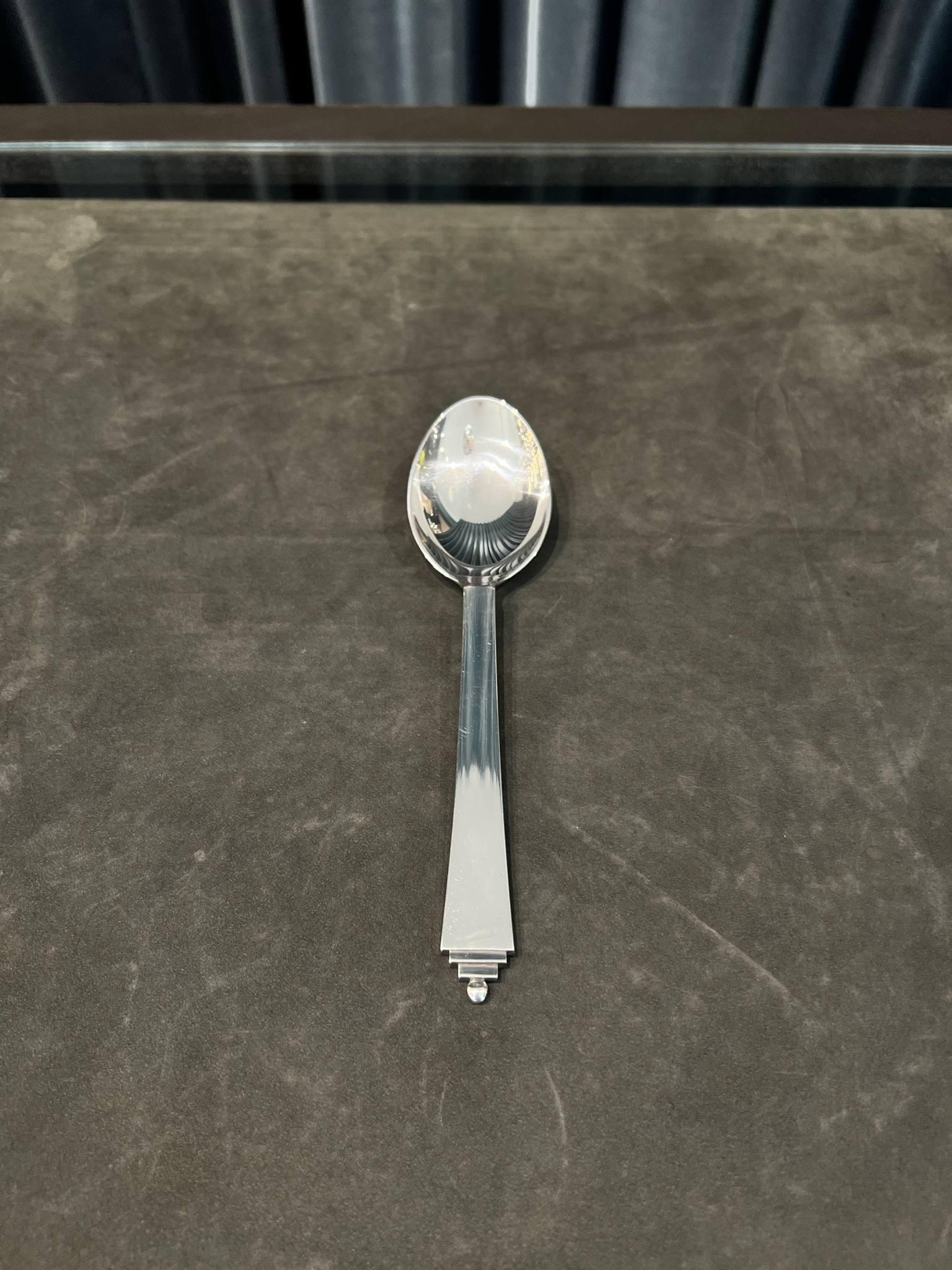 Ein Sterlingsilber Georg Jensen Tafellöffel 011 in der Pyramide Muster, Design #15 von Harald Nielsen aus dem Jahr 1926.

Abmessungen: Maße: 7 3/8