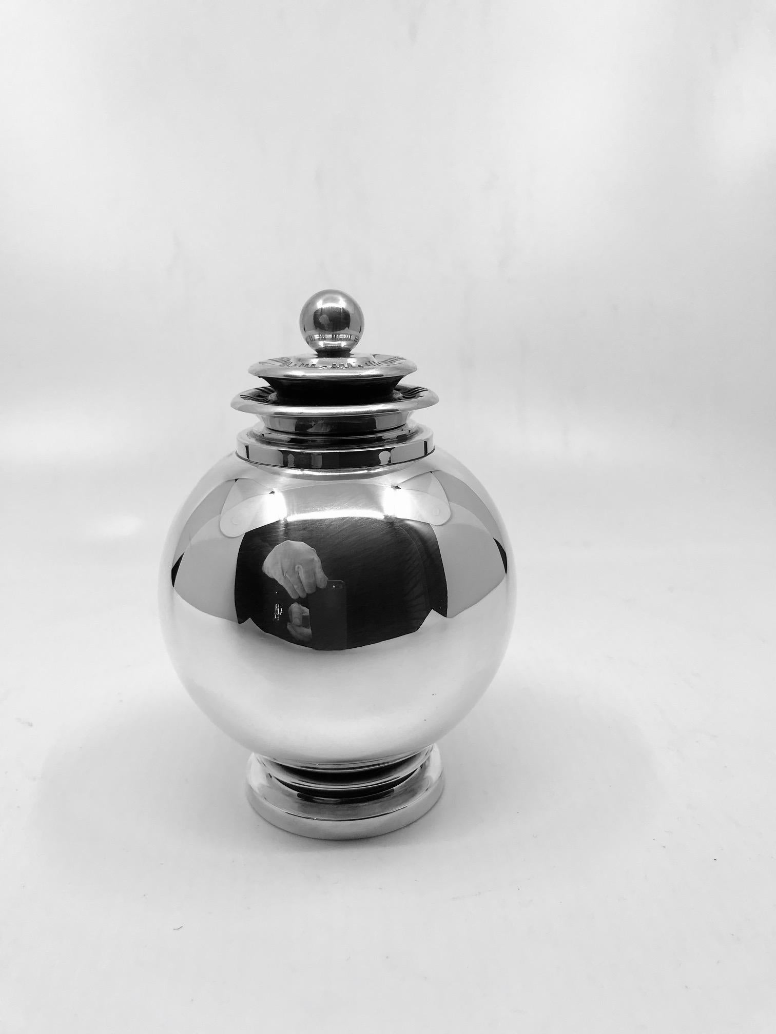 Vintage sterling silver Georg Jensen sugar caster, design #645 by Harald Nielsen from circa 1932.
Measures 4 3/4? (12cm) in height.
Vintage Georg Jensen hallmarks from 1925-1932, the earliest possible for this design.