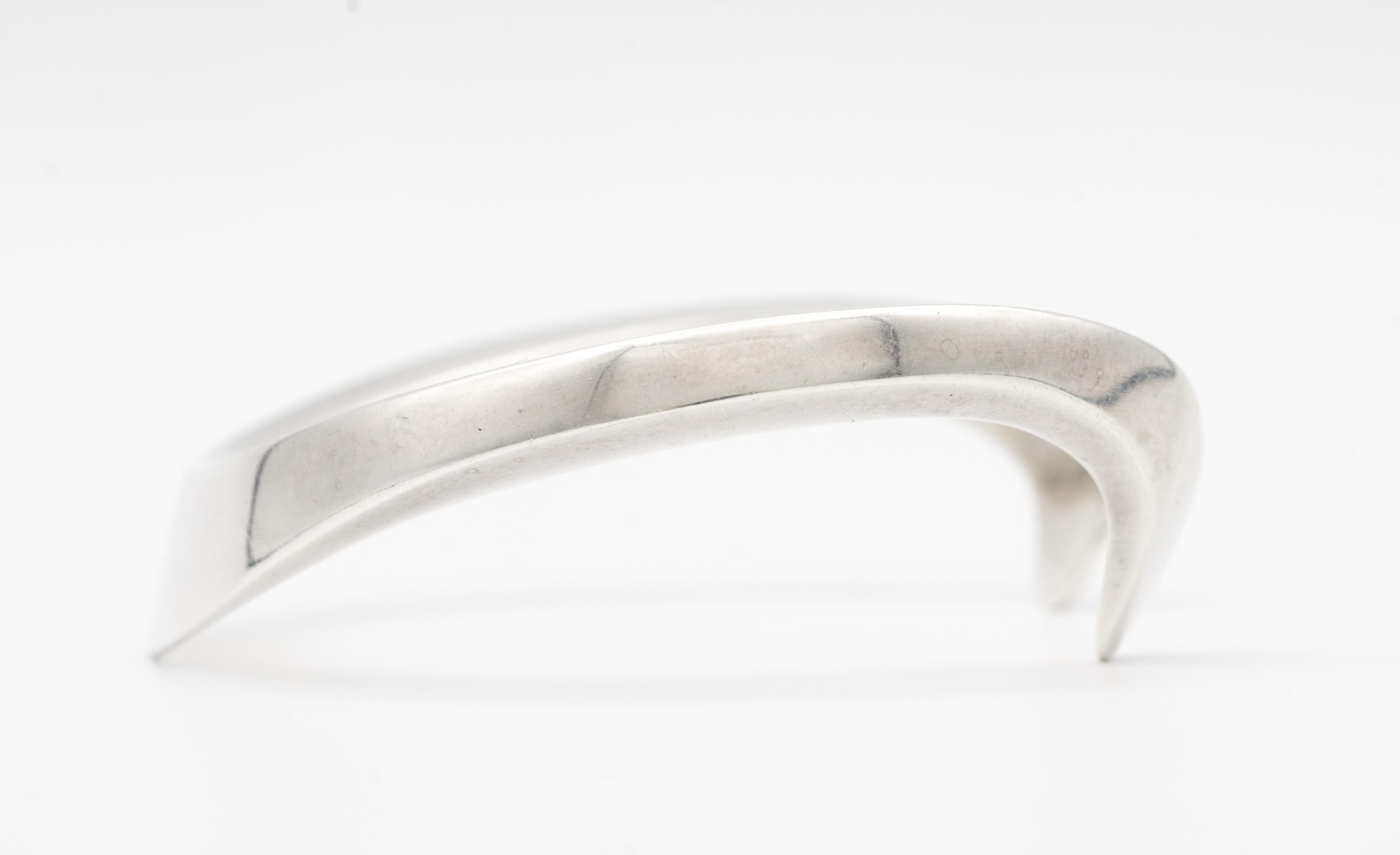 Vintage Georg Jensen Silver Cuff Ove Wendt Design- 1970's


Weight: 44.7 grams
Inside Width: 2.75 inches x 2.5 inches
Thickness: Ranges from .25 inches to .9 inches
Condition: Minor scratches , original patina 

Free Overnight express shipping