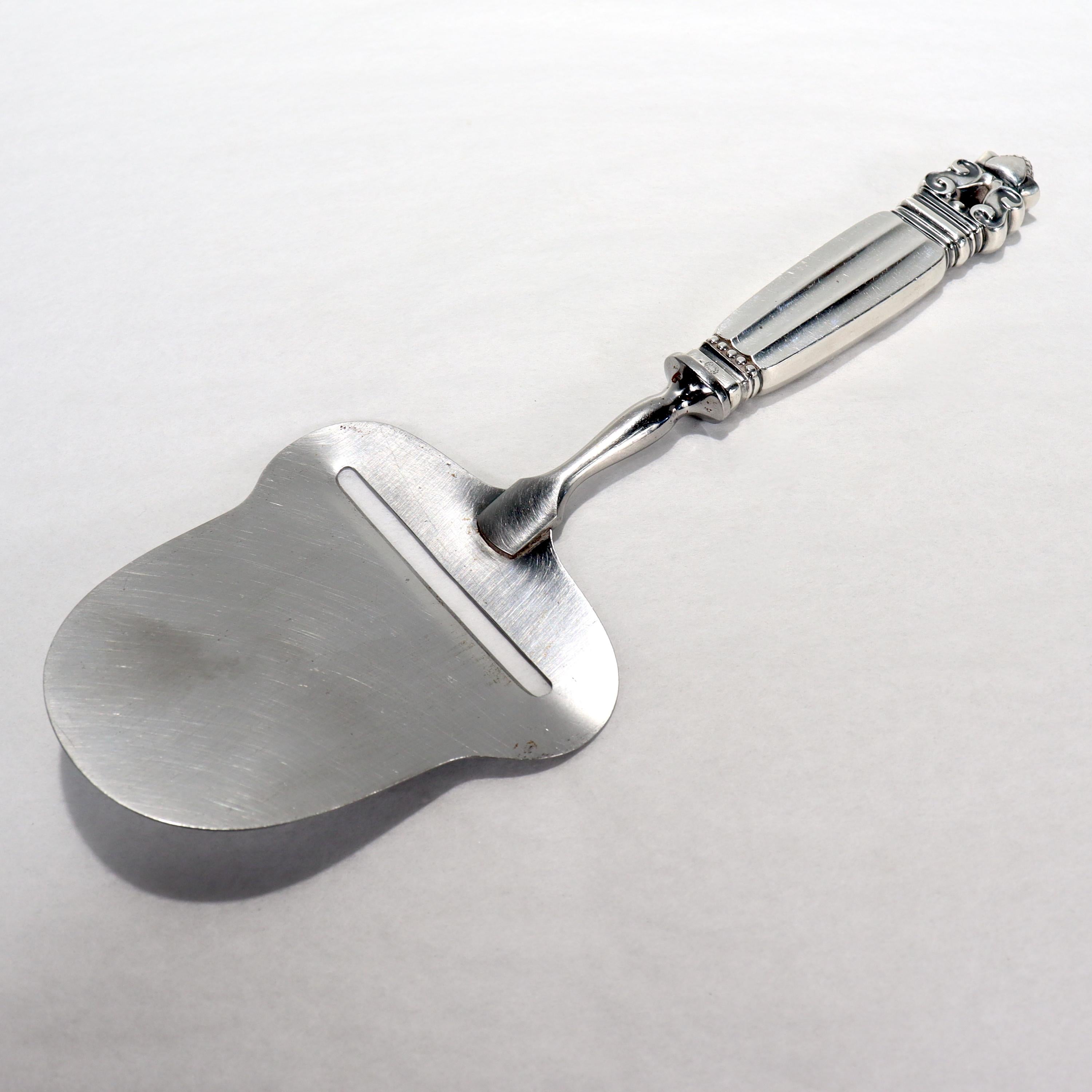 A fine vintage Georg Jensen silver cheese slicer.

By Georg Jensen.

In sterling silver. 

In the Acorn pattern.

Simply a great piece of silver from Jensen! Perfect for a stylish wine and cheese!

Date:
Mid to Late 20th Century

Overall