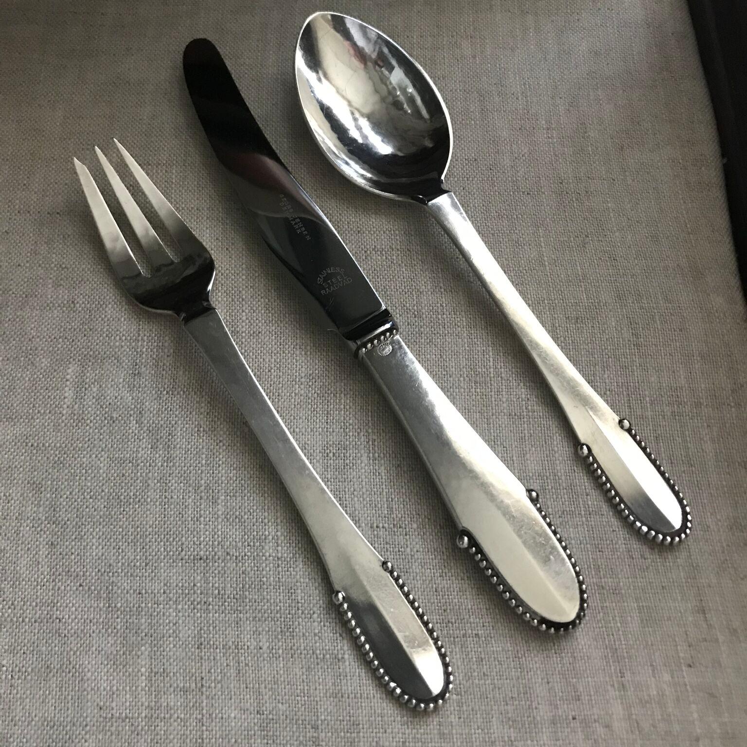 Vintage Georg Jensen sterling silver beaded service setting for 6

6 place settings comprised of: 

3 piece place setting:

Knife 6.5’’

Fork 5.5’’

Spoon 6’’

Total foe 18 pieces. Hand and engraving on the back of each piece, see