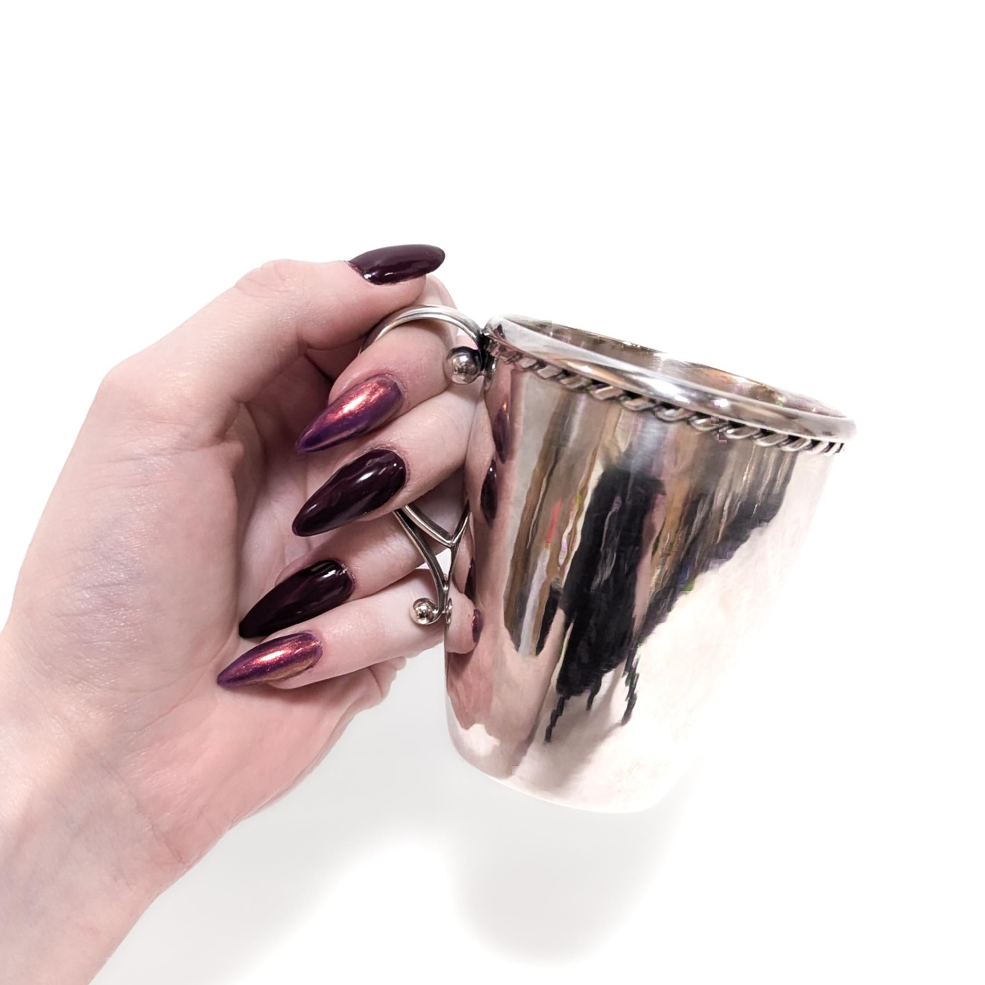 Eine schöne signierte dänische Modern Henkel Tasse oder Becher.

Von Georg Jensen.

Aus Sterlingsilber.

Im Blossom-Muster - Nr. 452B.

Vollständig auf dem Sockel markiert.

Einfach wunderbares Silber von Jensen!

Datum: 
20.