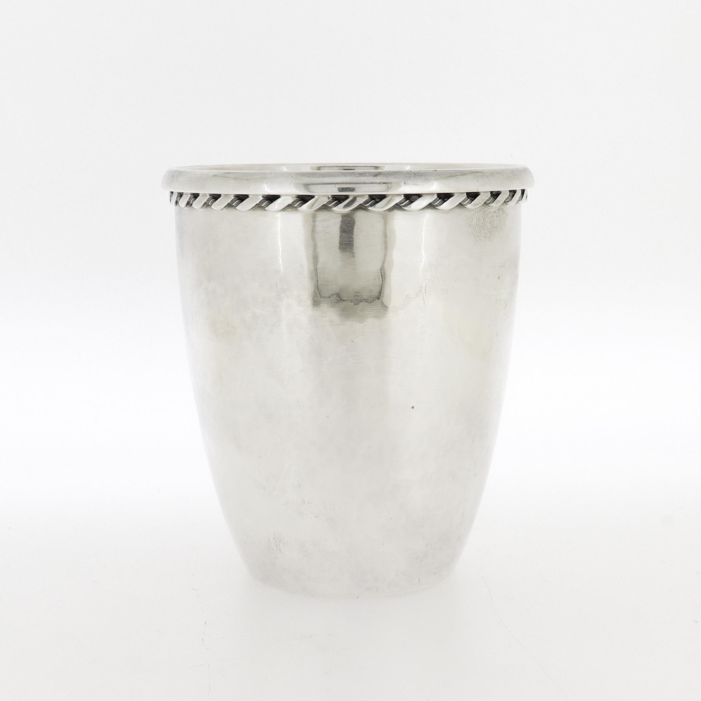 Vintage Georg Jensen Sterling Silber Blossom Child's Cup oder Becher Nr. 452 (Sterlingsilber) im Angebot